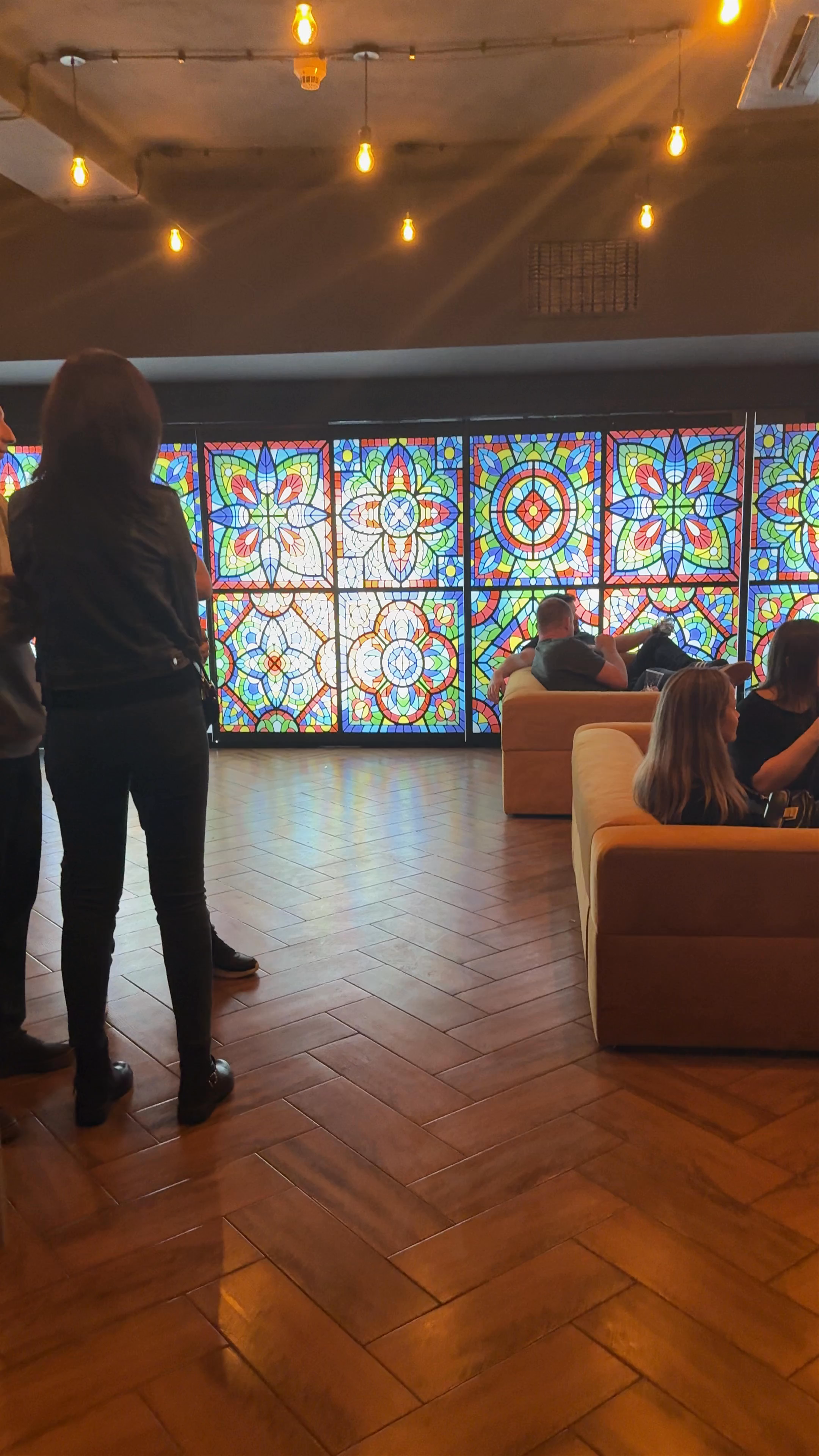 Vibrant Nightlife at Serce Lublin with Stunning Stained Glass Art