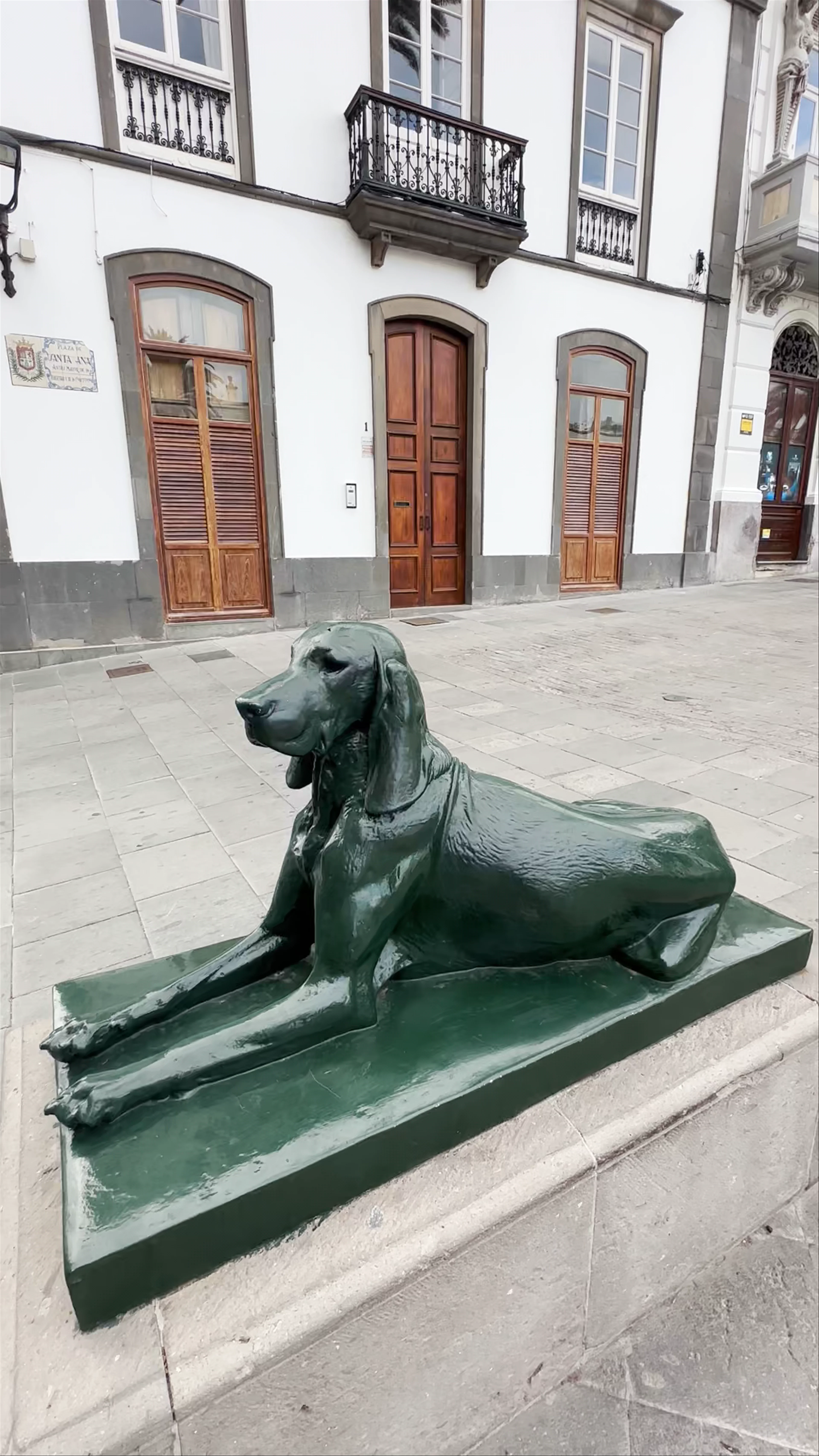 Grupo Escultórico Los Perros de la Plaza de Santa Ana