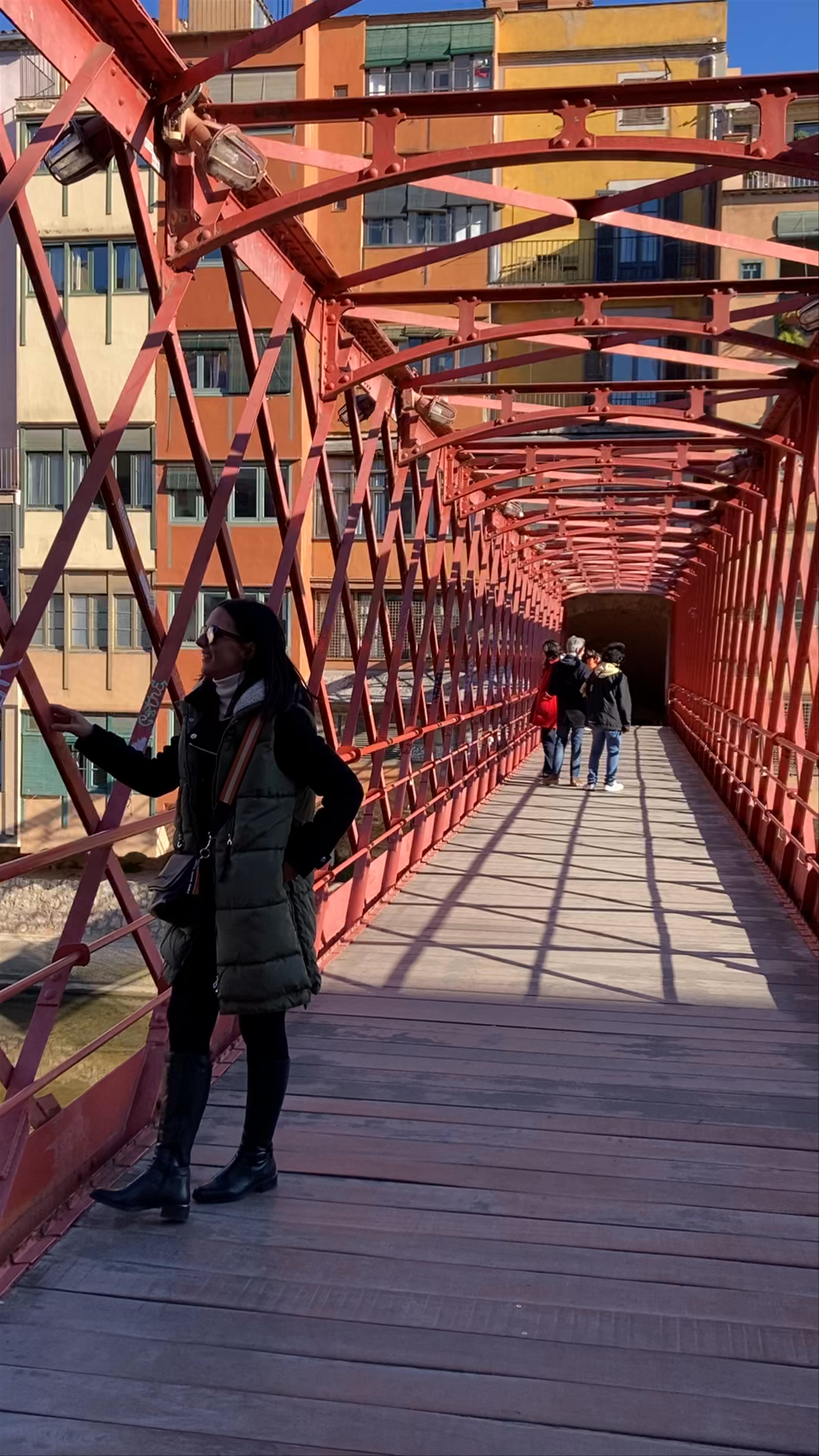 Puente de las Pescaderías Viejas: Girona's Iconic Red Iron Bridge and Riverside Views
