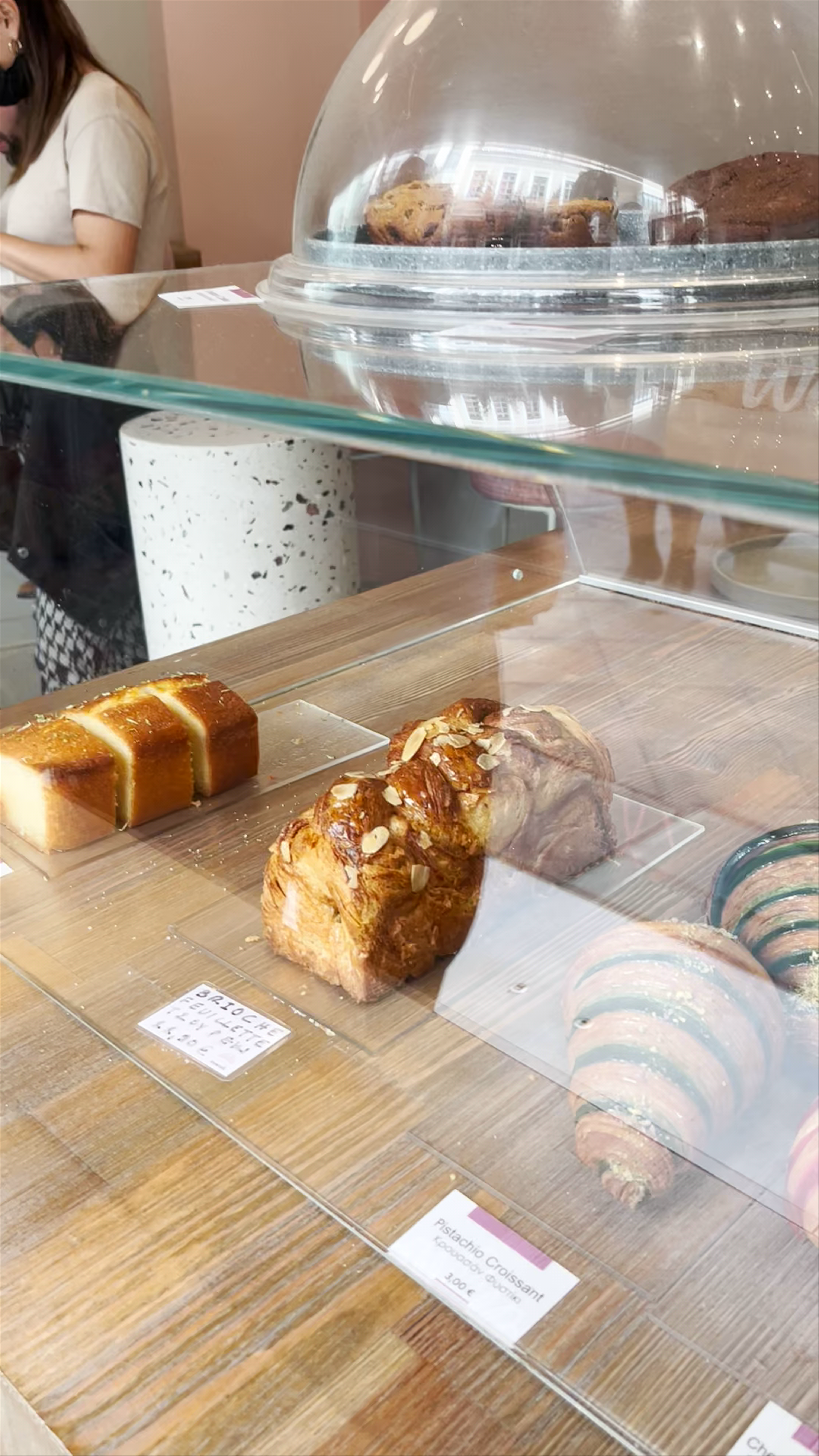 Overoll Croissanterie: Artisan Pastry Delight in Athens