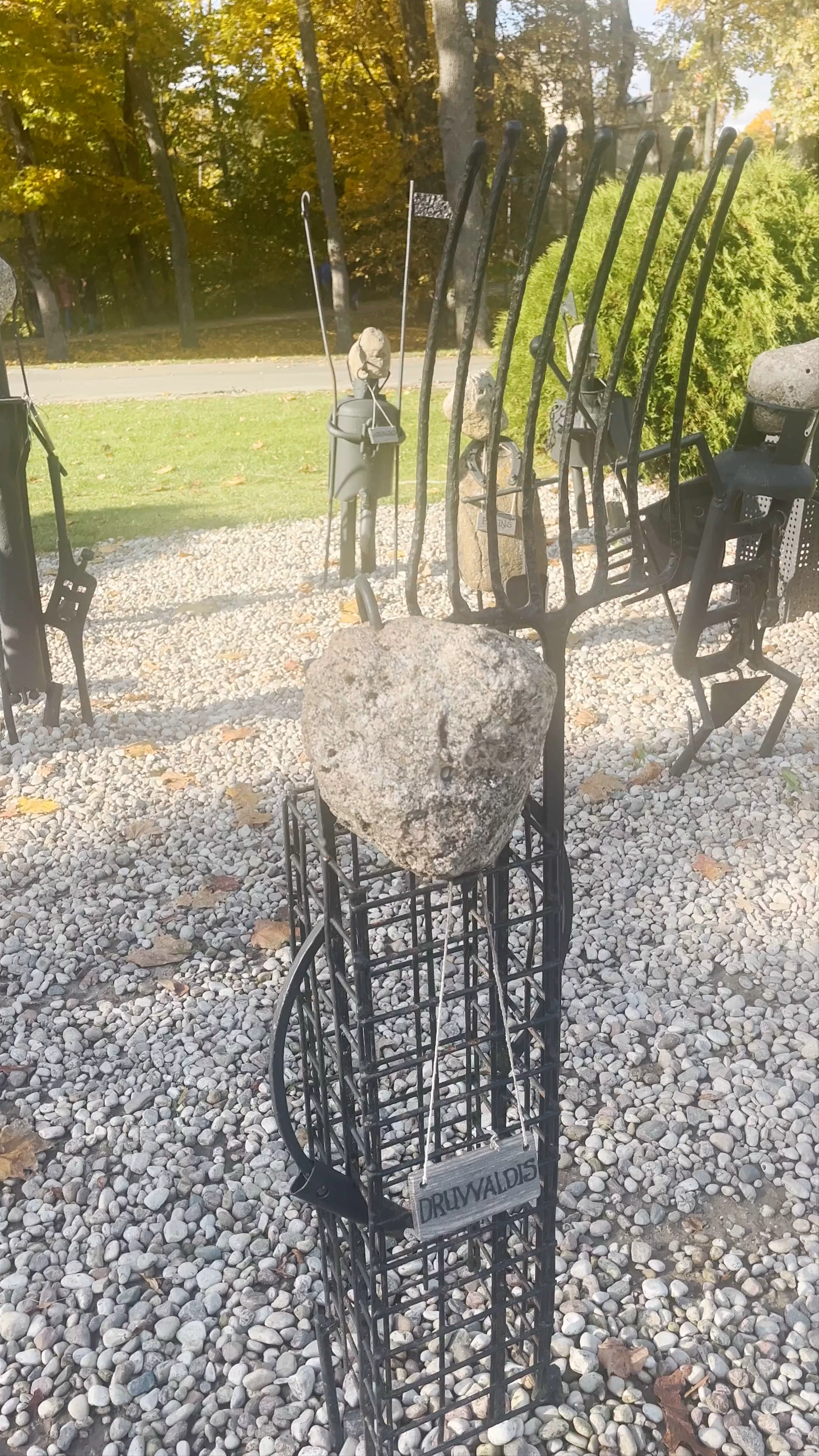 Skulptūru grupa Bruņinieku parāde, Baznīcas iela, Sigulda
