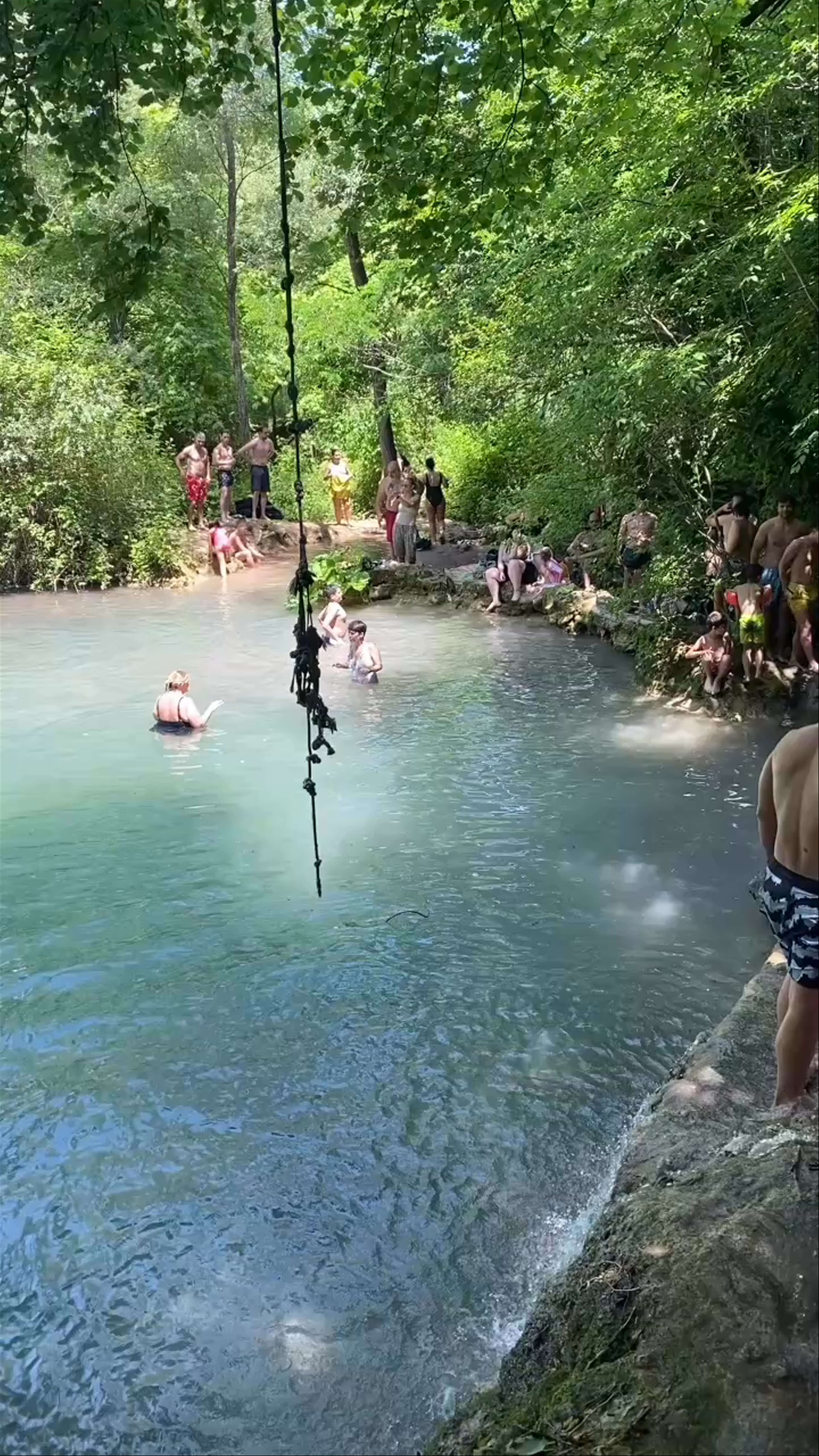 Γαλάζια λίμνη