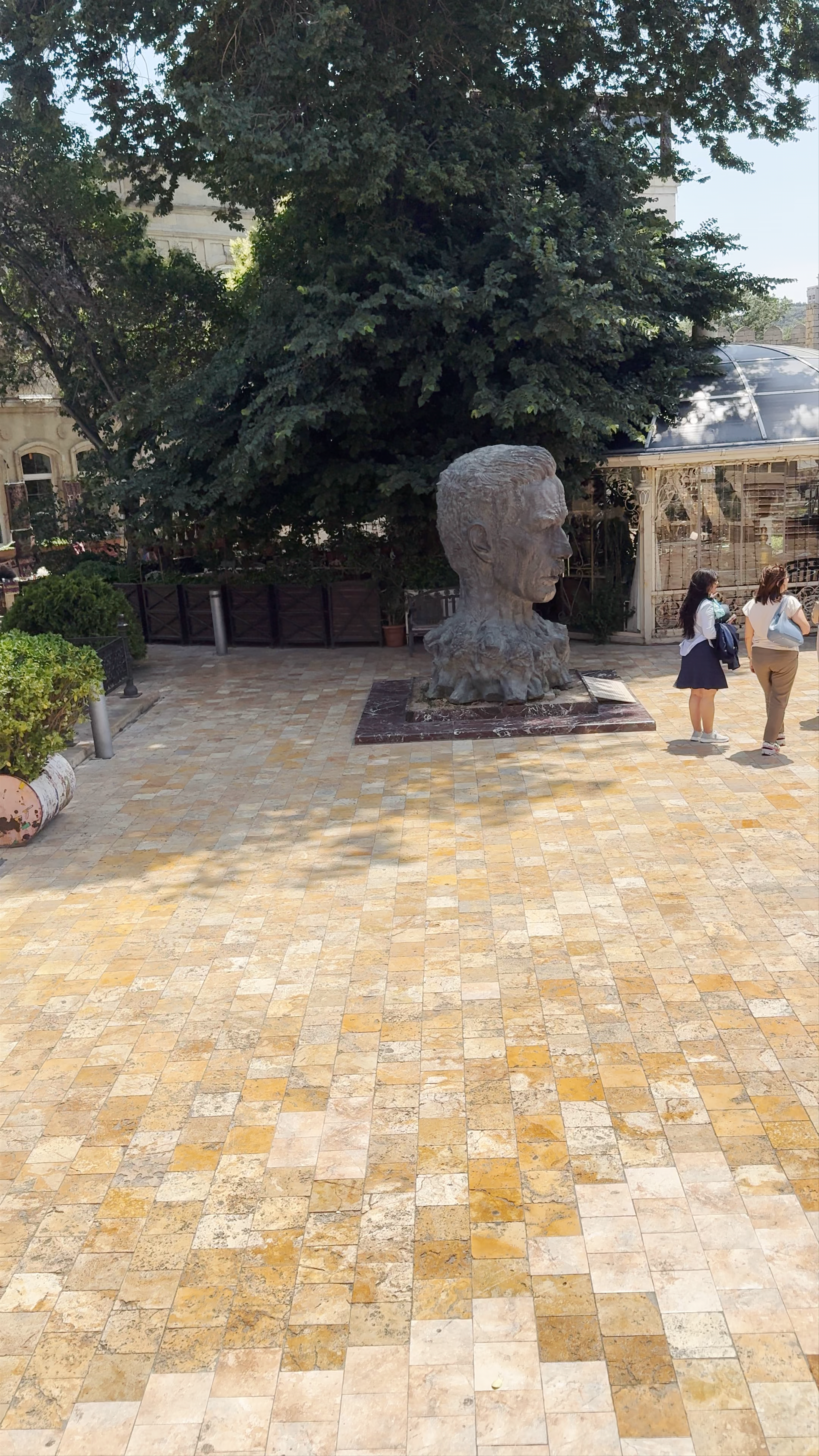 Statue of Aliaga Vahid