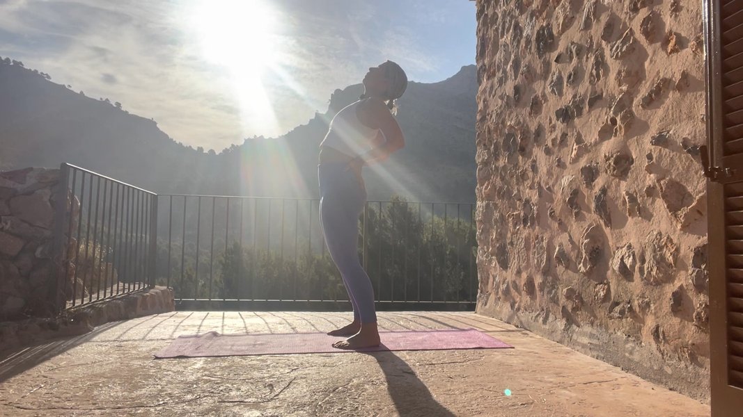 A yoga stretch after a sleepless night 😴