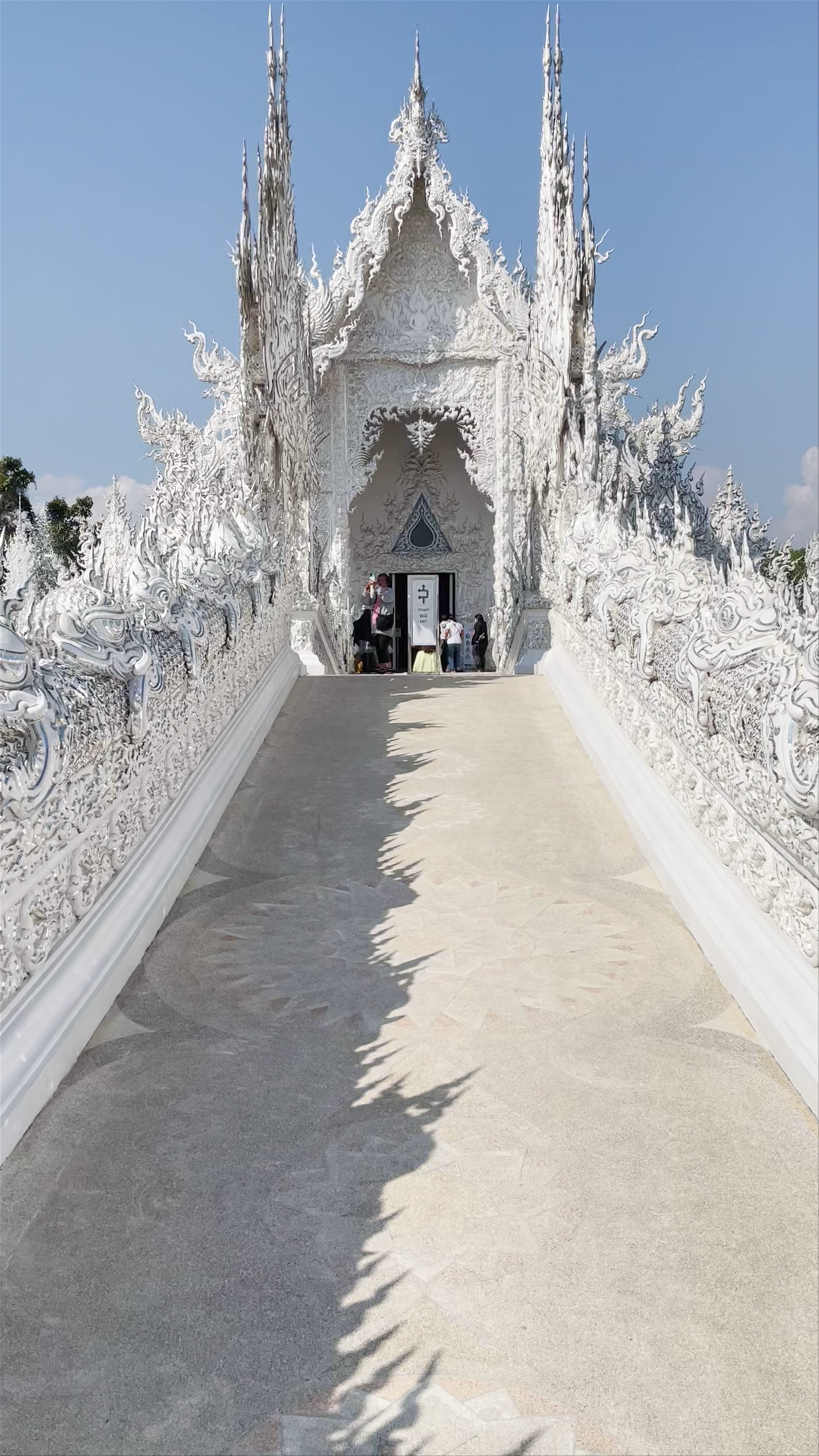 Wat Rong Khun (White Temple)
