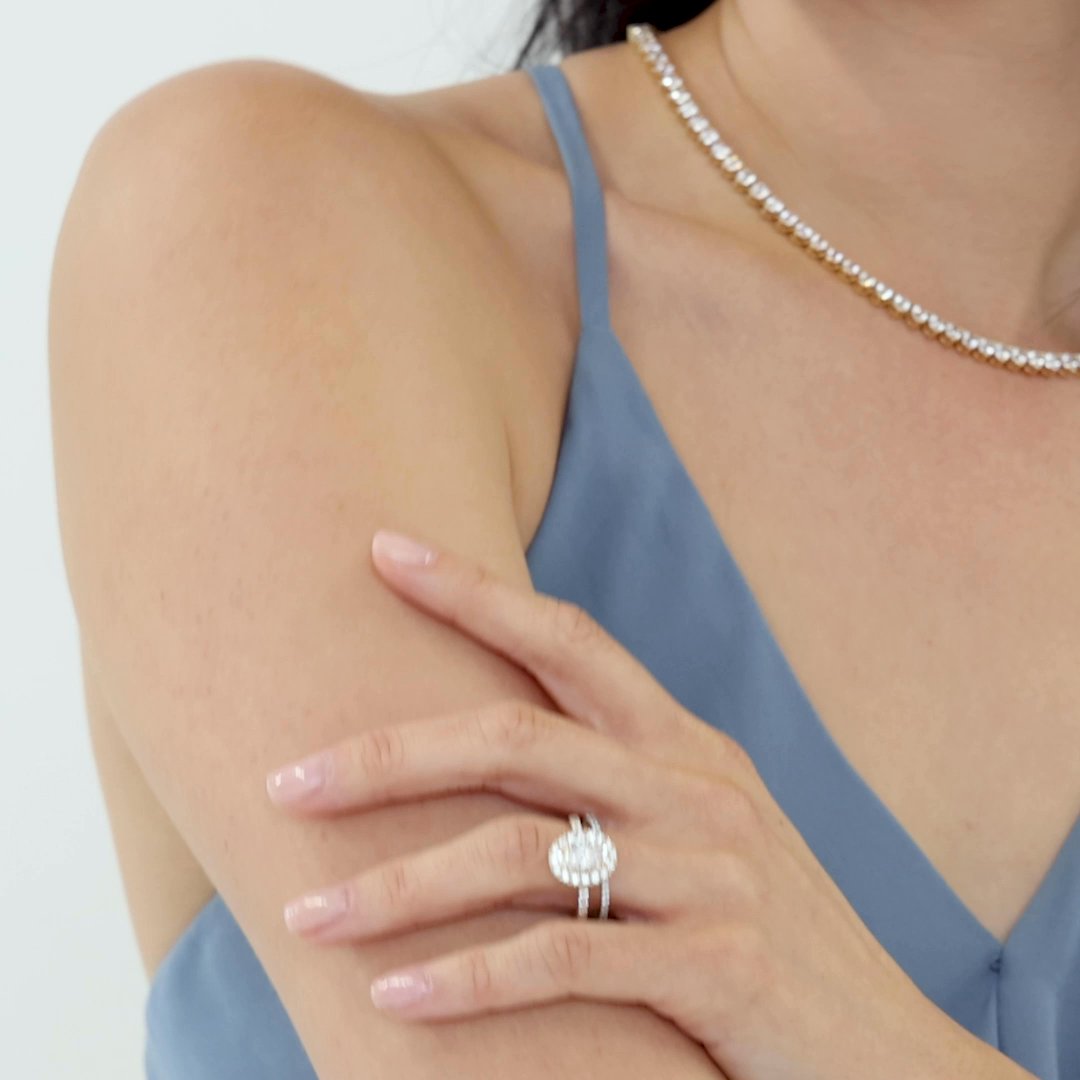 Anillo de compromiso Halo | Oval | Platino | bandAccent: Pavé | haloSize: large | diamondOrientation: vertical | caratWeight: other