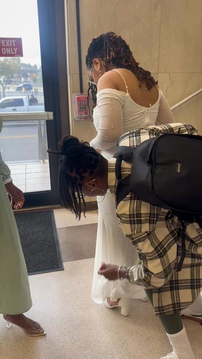 Tomii Culmer - Tomii helping me with my dress .. - Session Photography Near Me
