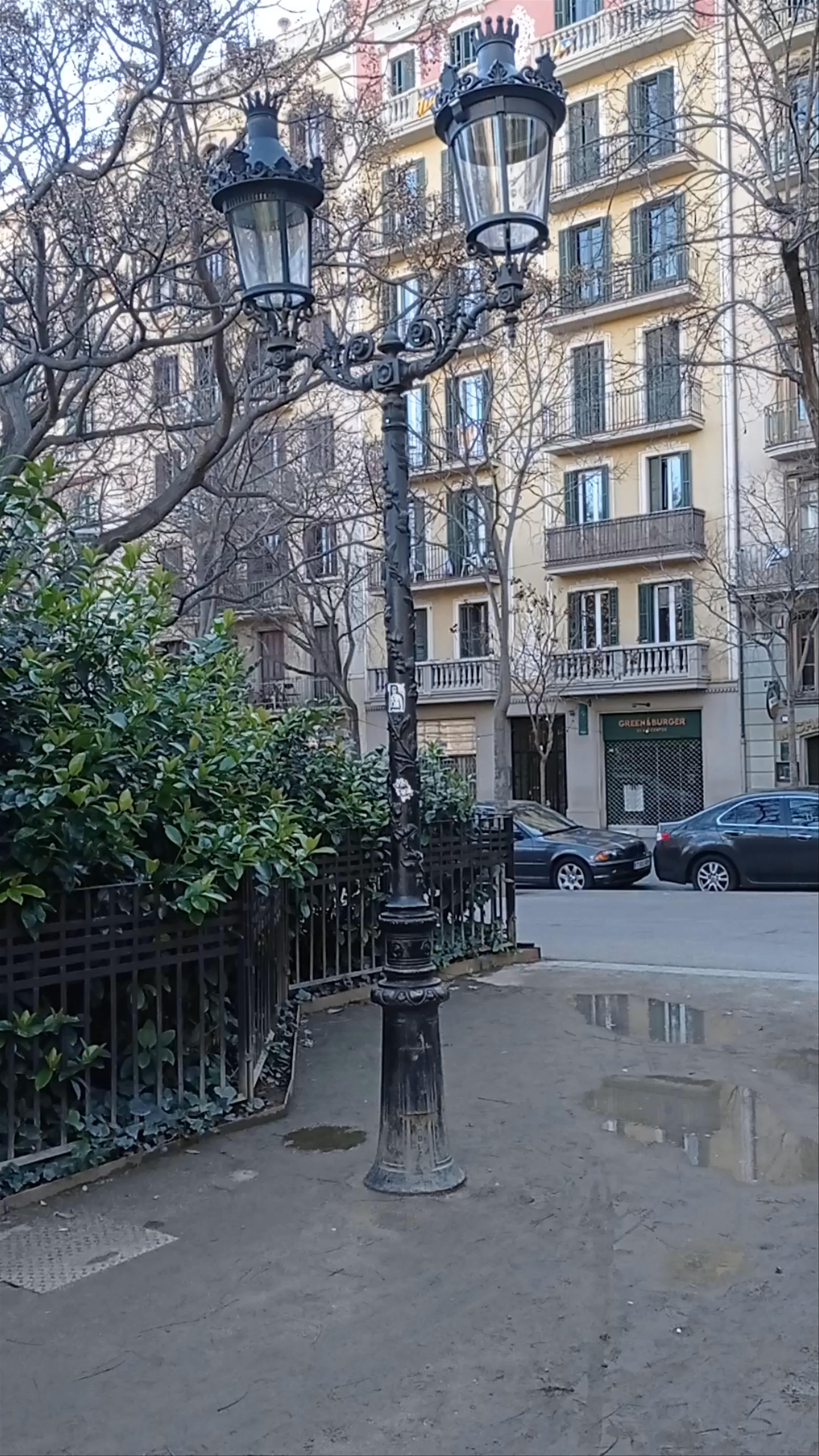 Plaça de la Sagrada Família: A Serene Urban Oasis in Barcelona