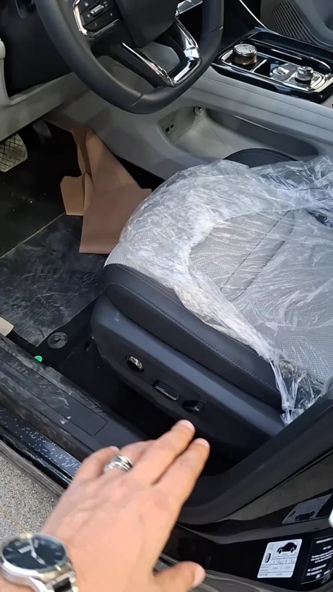 فورد تريتوري تيتانيوم بلس 2025