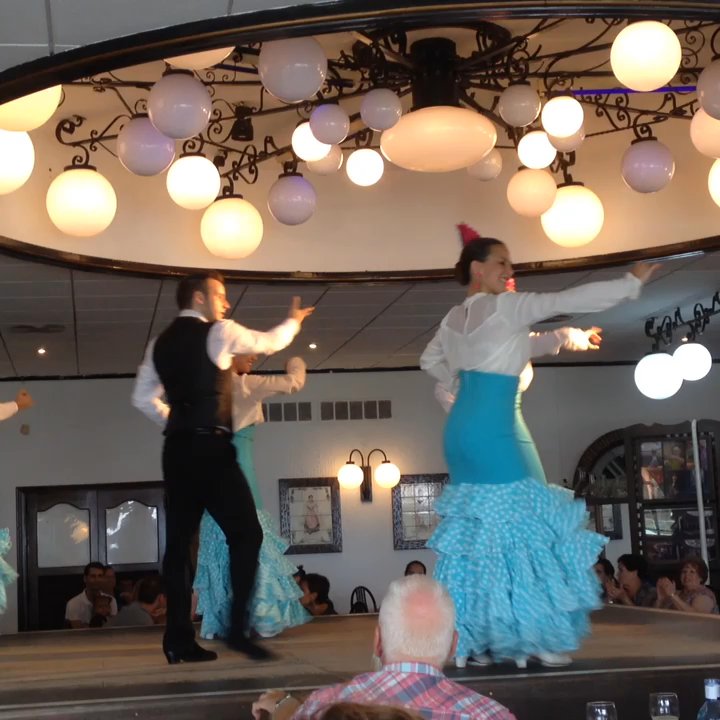 Viva España - Bailando para despedirse - Spanish Near Me - Oliva, V