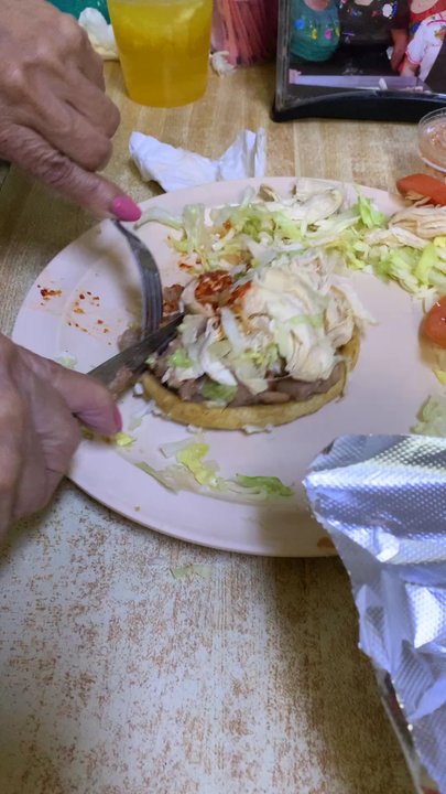 Lenchita's - Pedimos un sope de pollo y miren puros frijoles lechuga y el pollo sin nada de sabor , esto para no regresar a este lugar - Mexican Near Me - Pacoima, California
