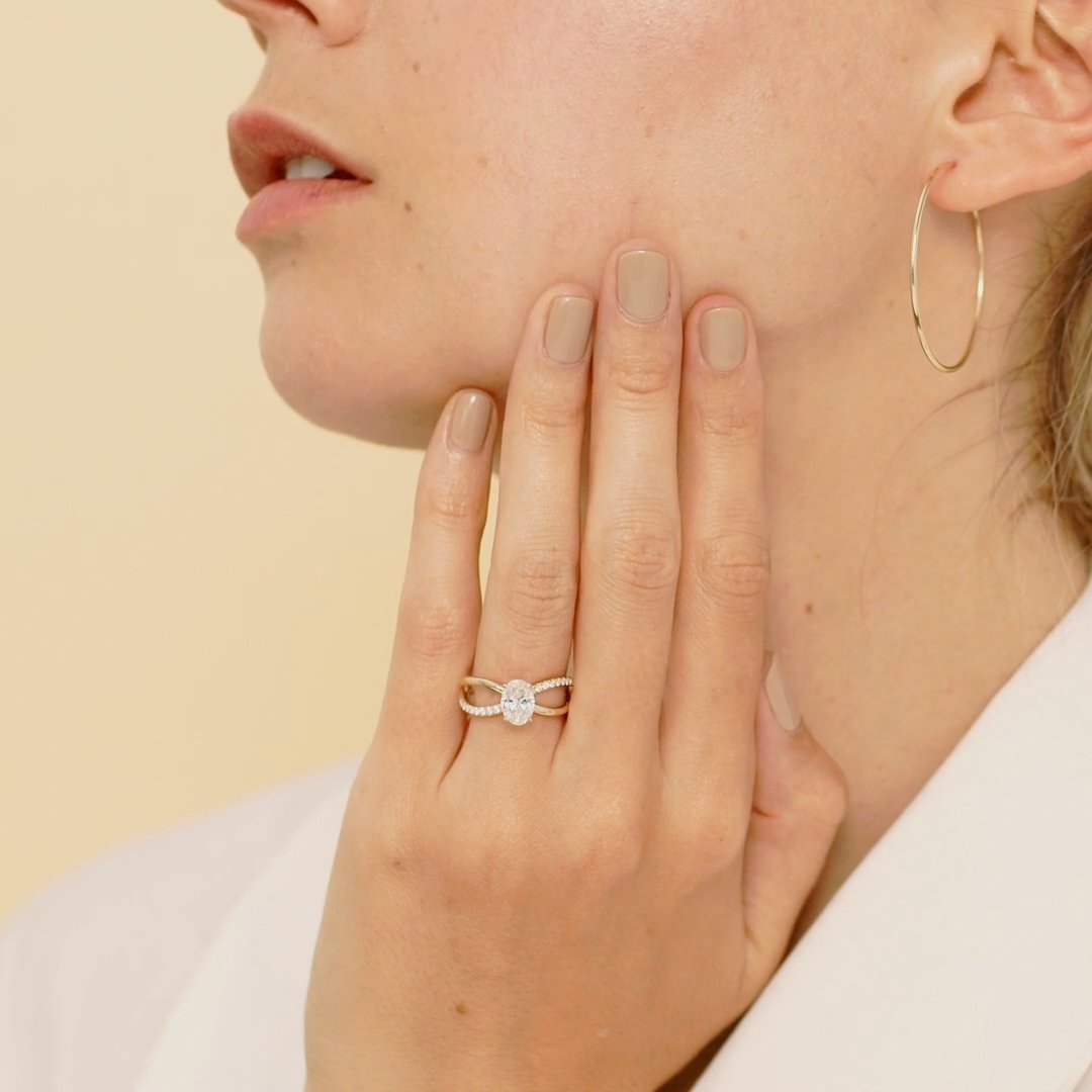 The Duet | Oval | 18k | White Gold | bandAccent: Plain | diamondOrientation: vertical | caratWeight: other