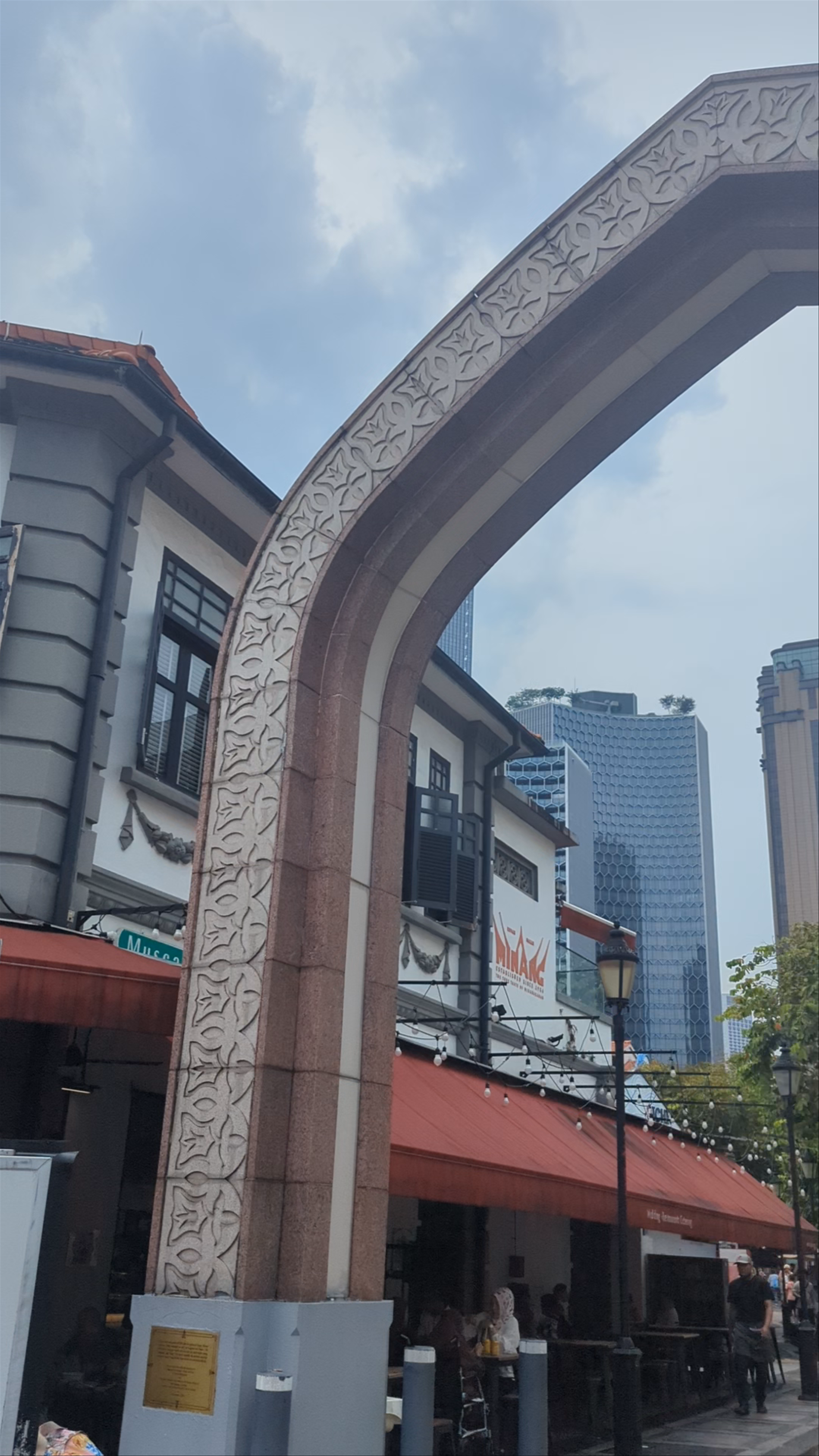 Discovering Sultan Mosque and Muscat Street Ambiance in Singapore