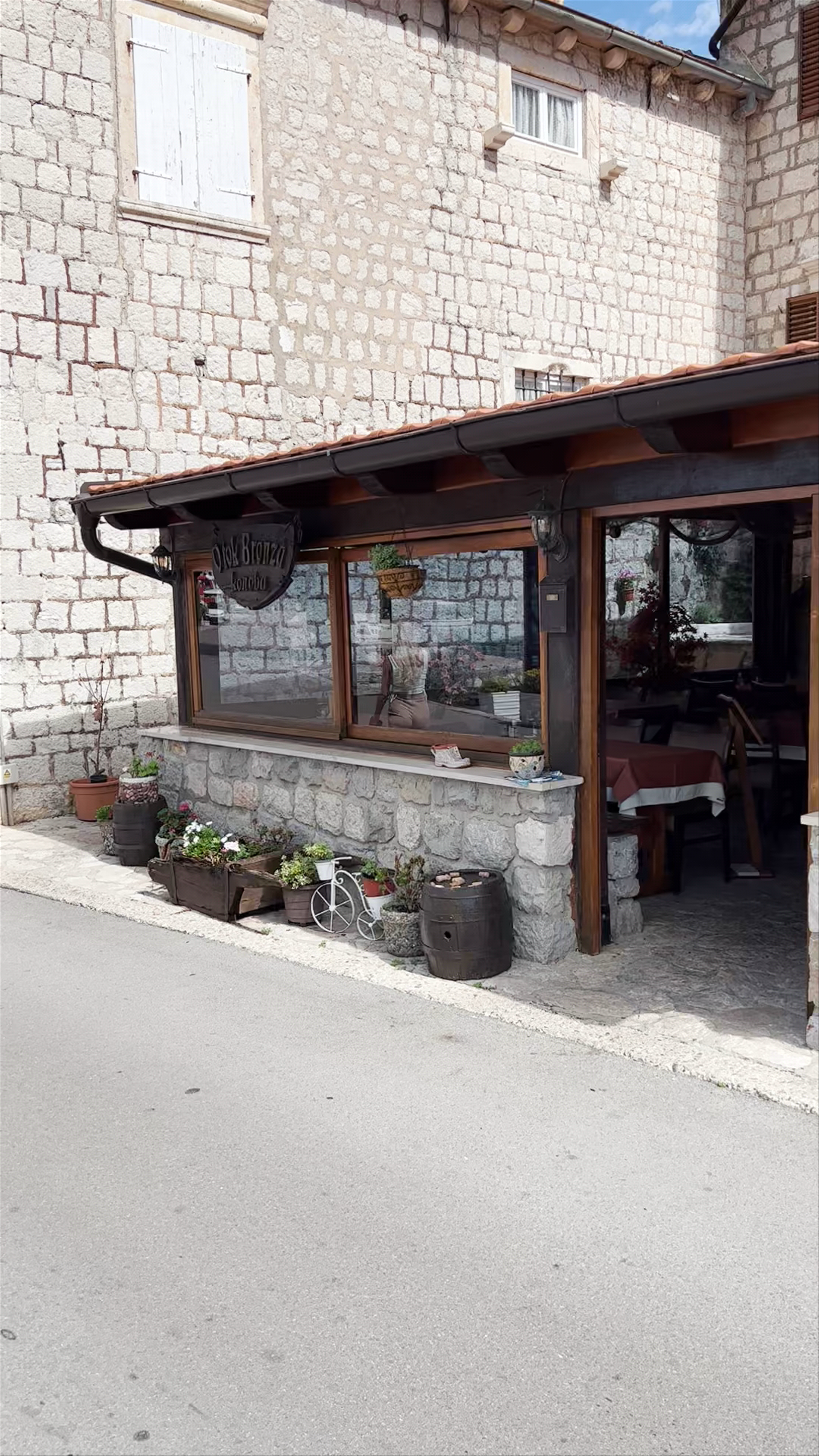 Konoba Otok Bronza: Charming Waterfront Dining in Perast, Montenegro