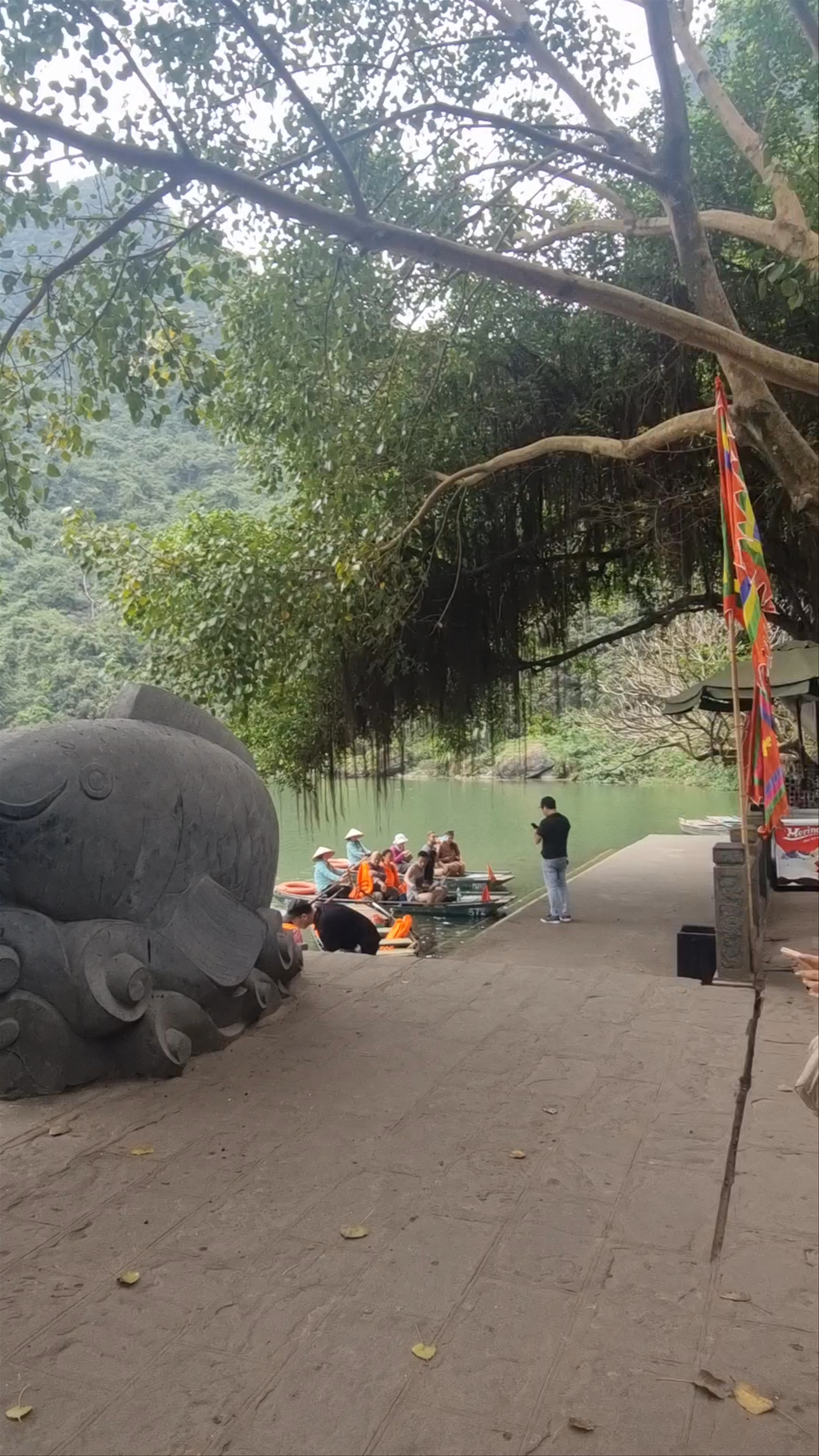 Đền Trình: A Serene Waterside Experience in Ninh Bình, Vietnam