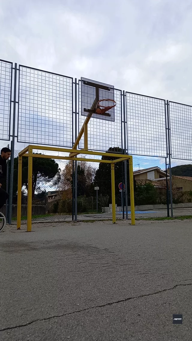 riu submission: Cross foot to tire