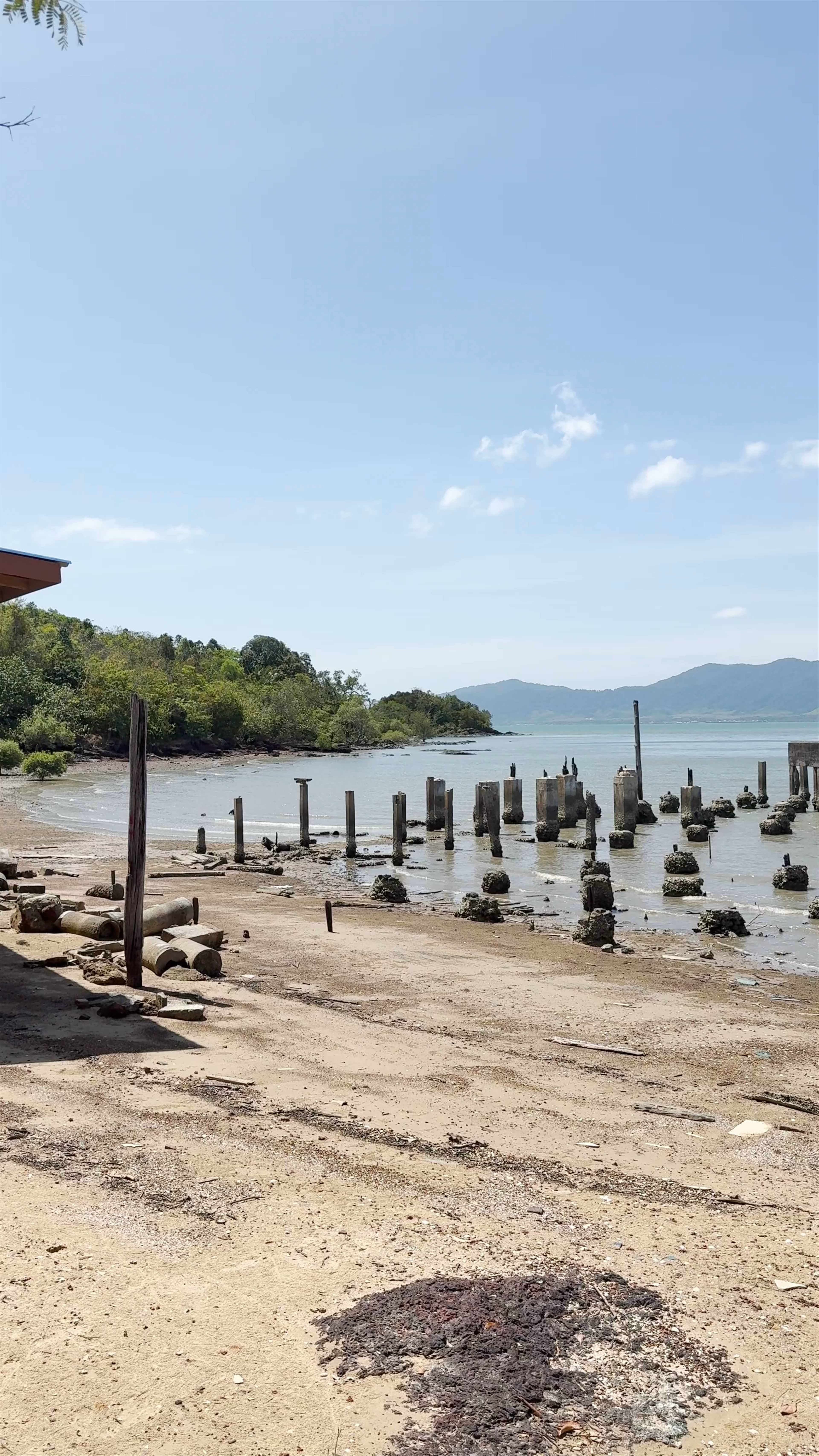 Serene Coastal Views at Baan Tae-Leng, Ko Lanta Noi