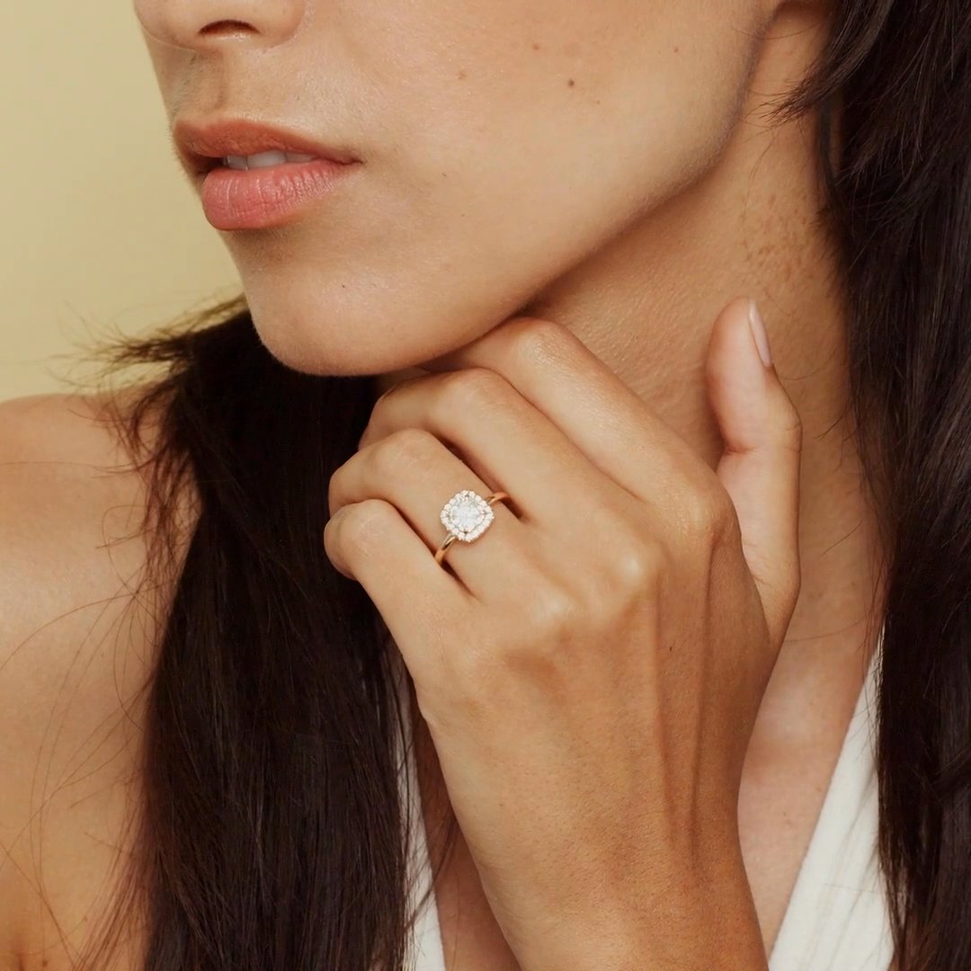 The Halo | Cushion | 18k | White Gold | bandAccent: Plain | haloSize: original | diamondOrientation: vertical | caratWeight: other