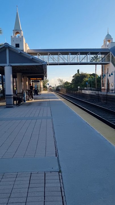 Tri-Rail Opa-Locka - Southbound train arriving - track 1 - Trains Near Me - Opa-locka, Florida