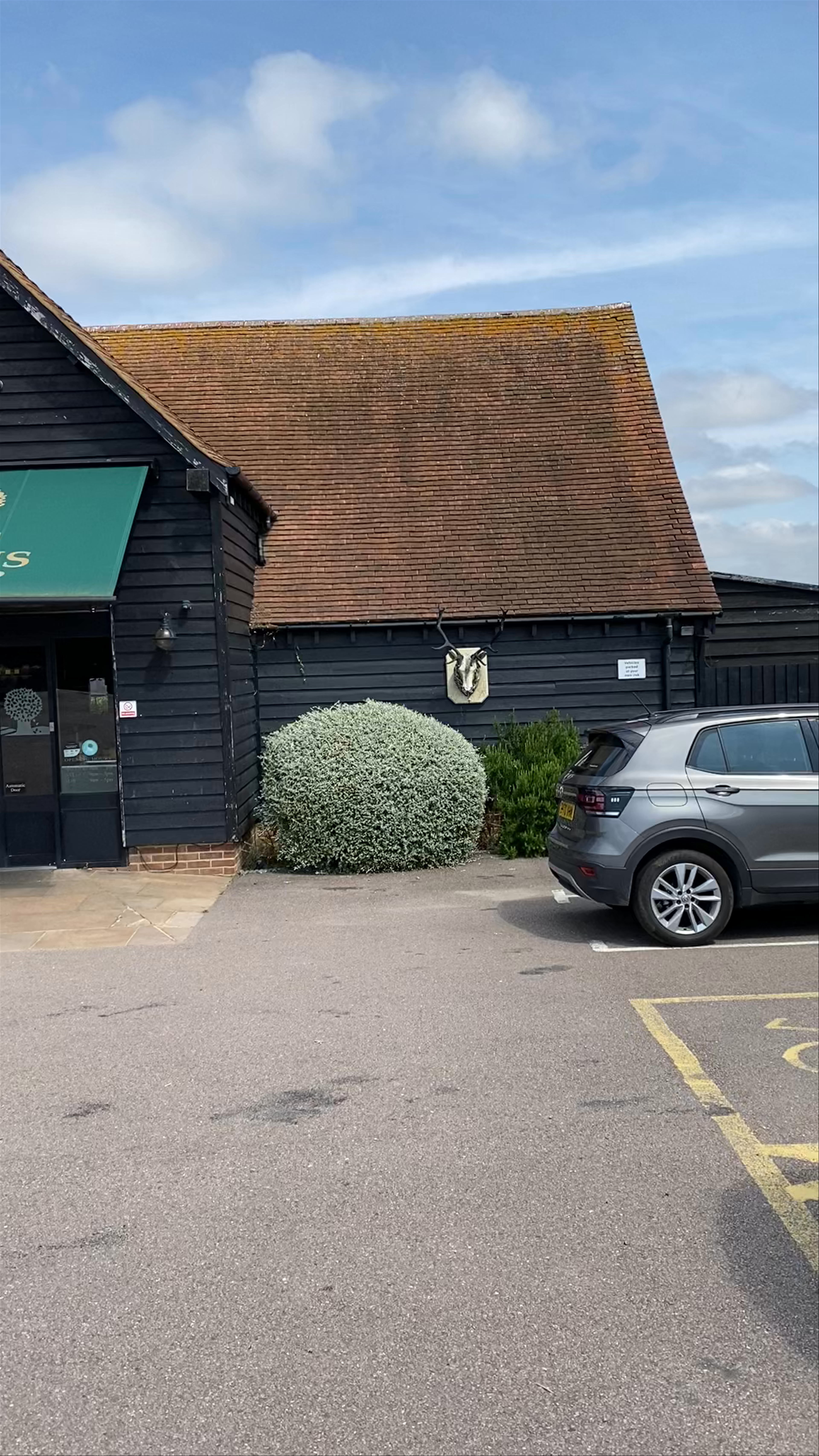 Ashlyns Farm Shop: Rustic Charm and Fresh Local Flavors in Epping