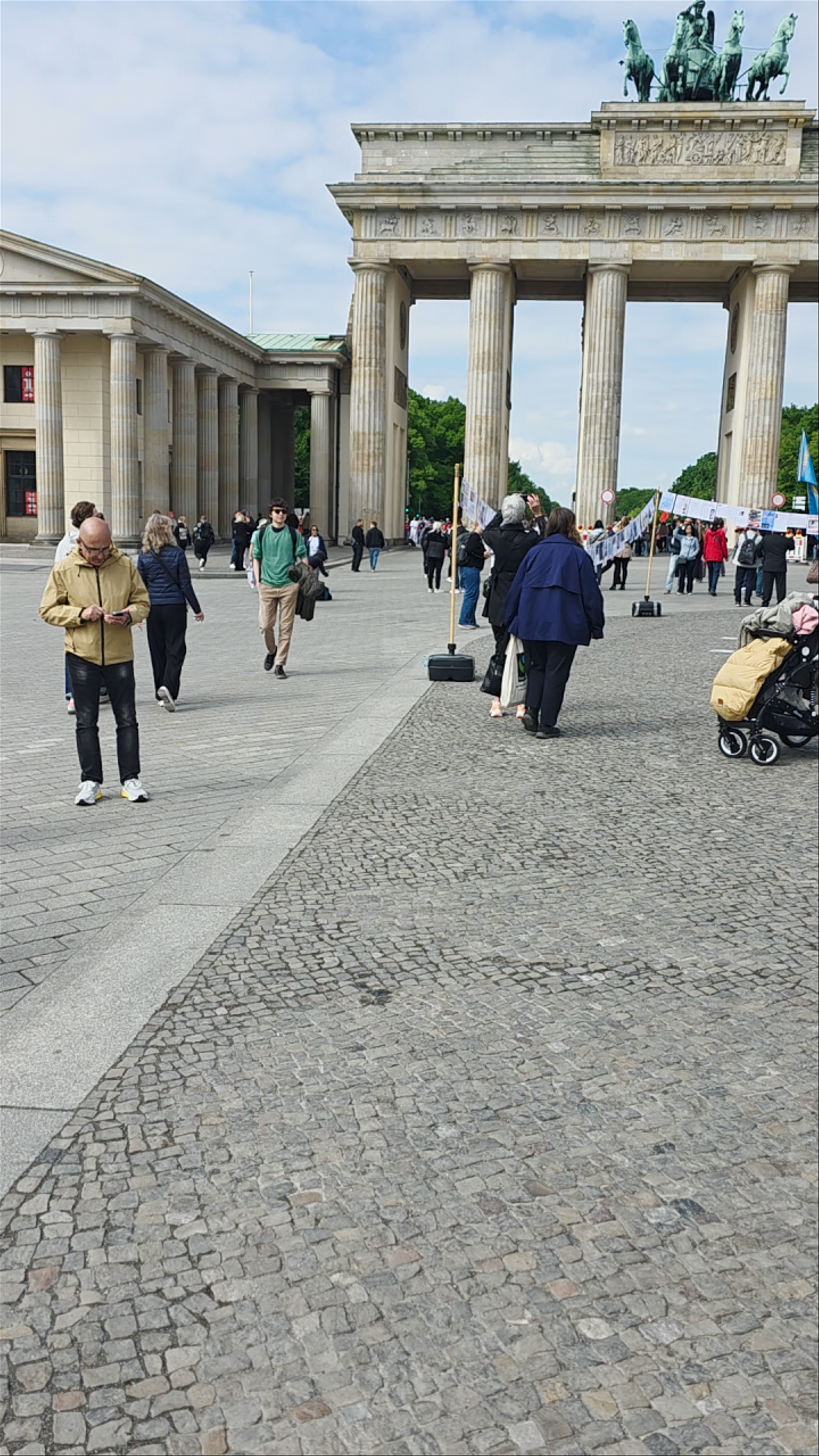 Brandenburg Gate: Iconic Gathering and Vibrant Atmosphere in Berlin