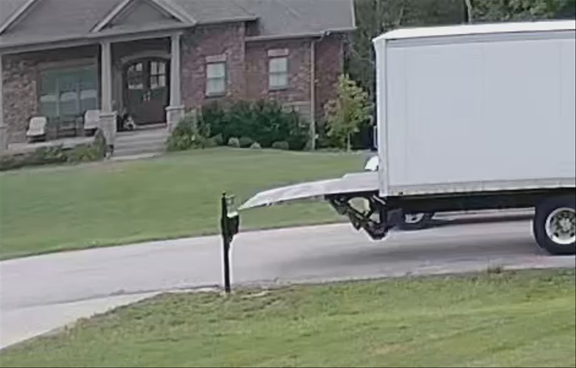 Roadrunner Freight - Confirmation of my 700 lb marble statue being dropped off. - Transportation Near Me - Commerce, California
