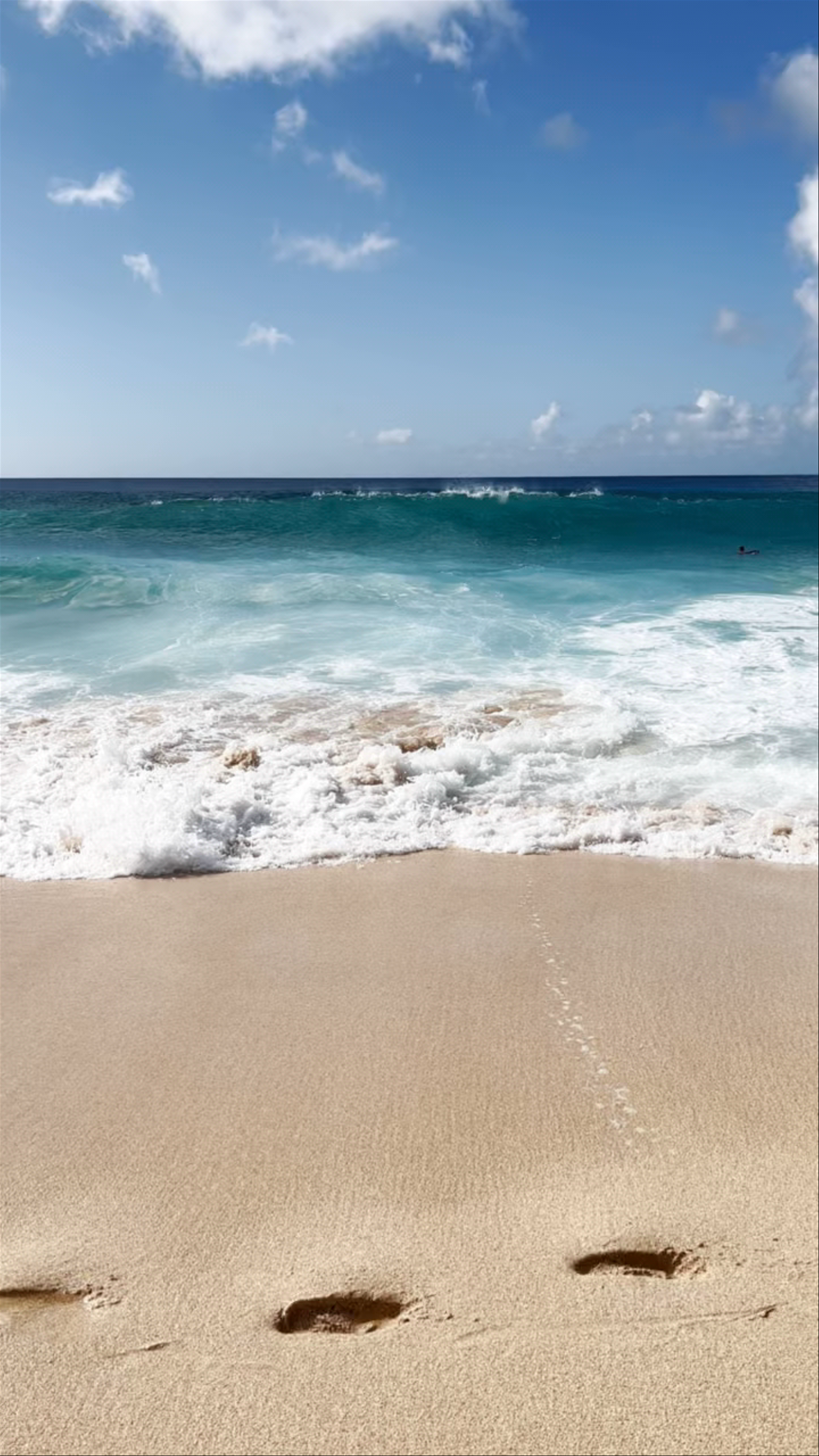 Banzai Pipeline: Mesmerizing Surf and Ocean Vibes in Haleiwa, Hawaii