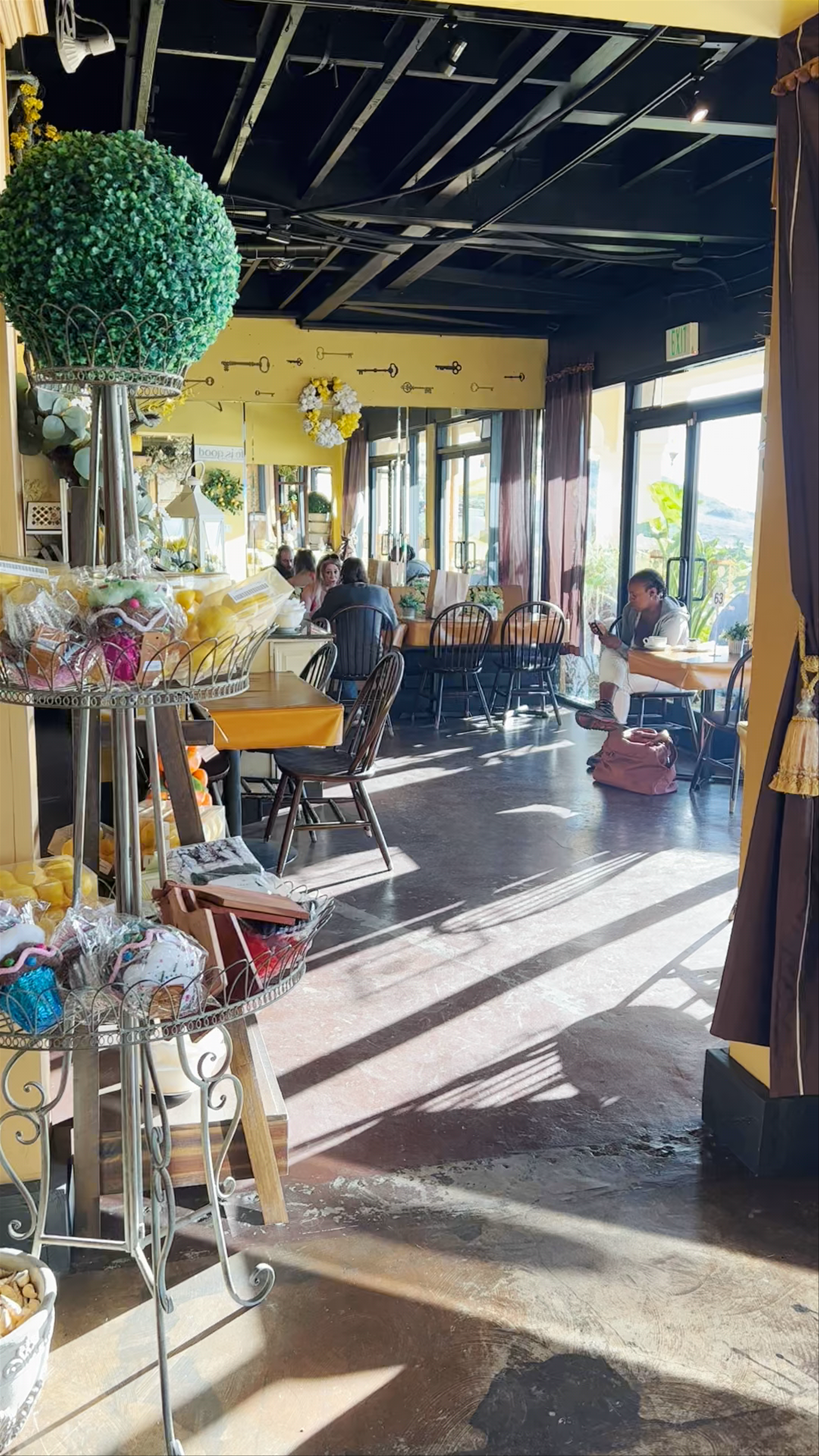 Yellow Vase Cafe: Cozy Sunlit Spot in Palos Verdes Estates, California