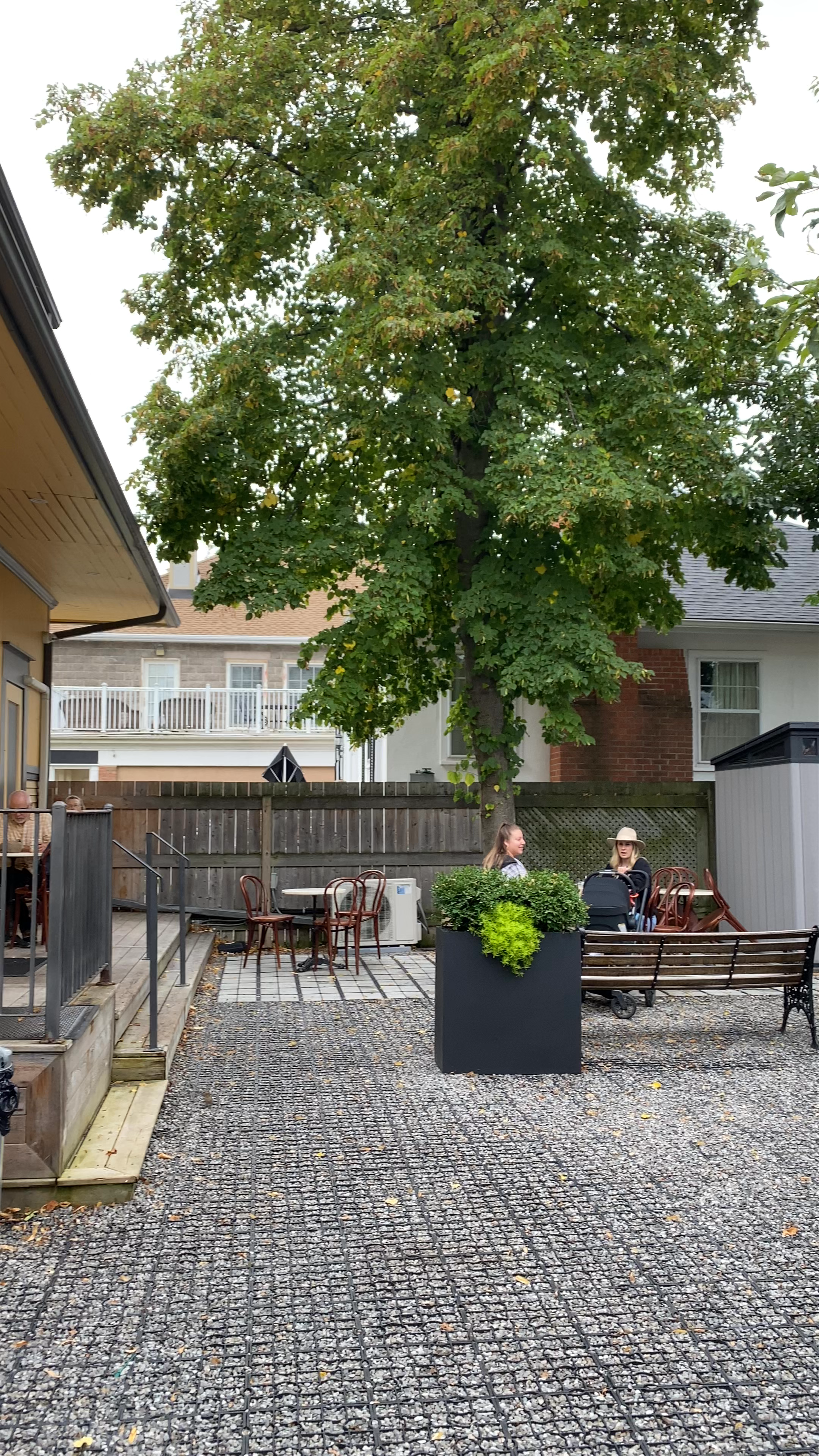 Balzac's Coffee Roasters: Cozy Outdoor Café in Niagara-on-the-Lake