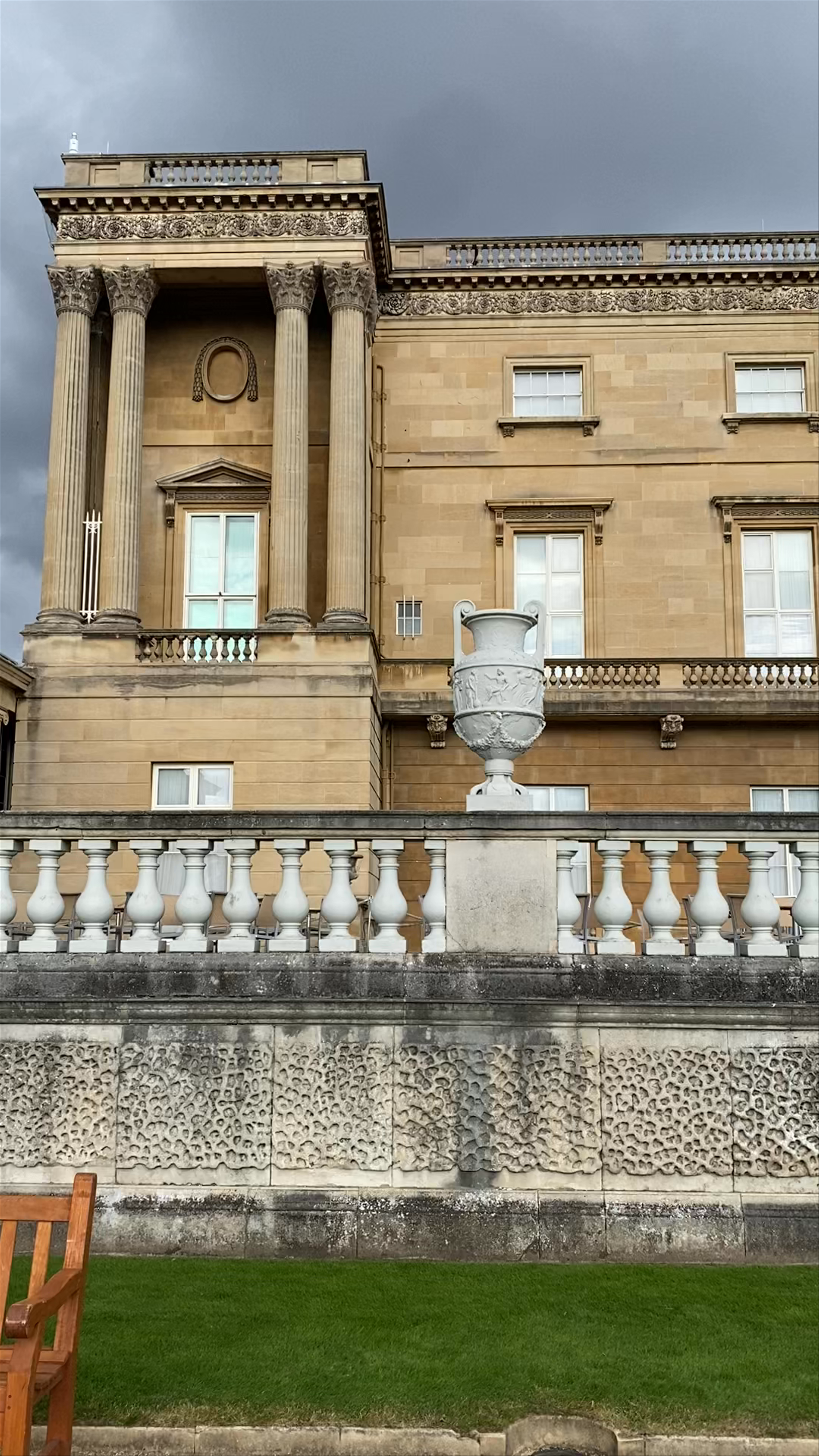 Buckingham Palace: Regal Grandeur in London