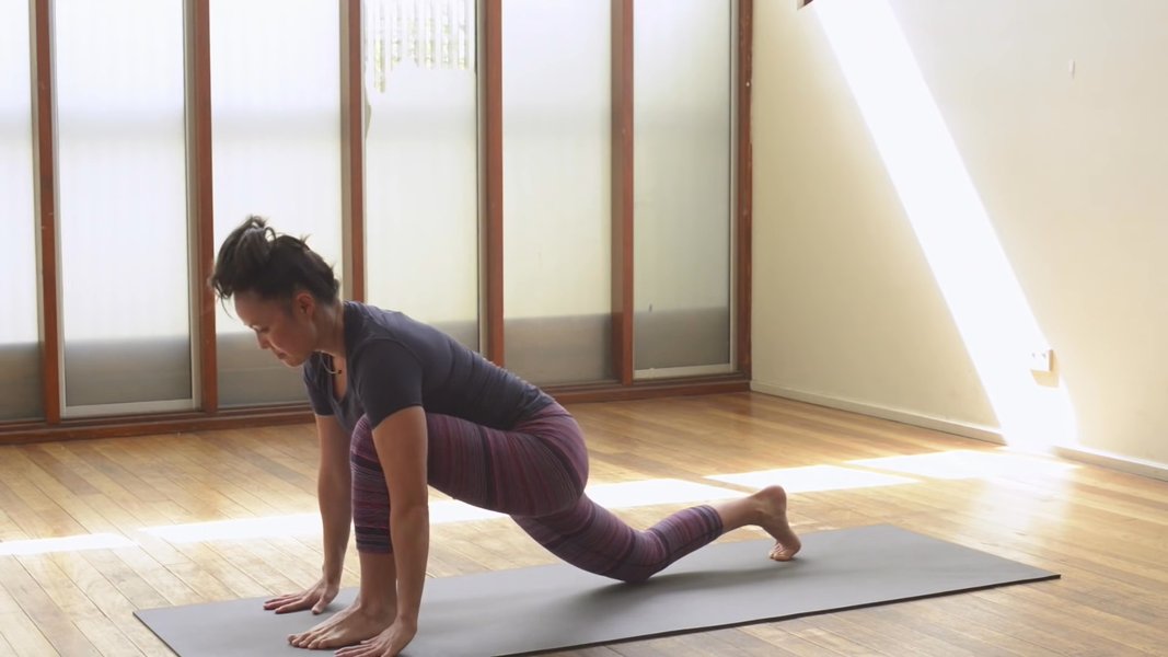 Postnatal yoga flow： lower back & hips 10min