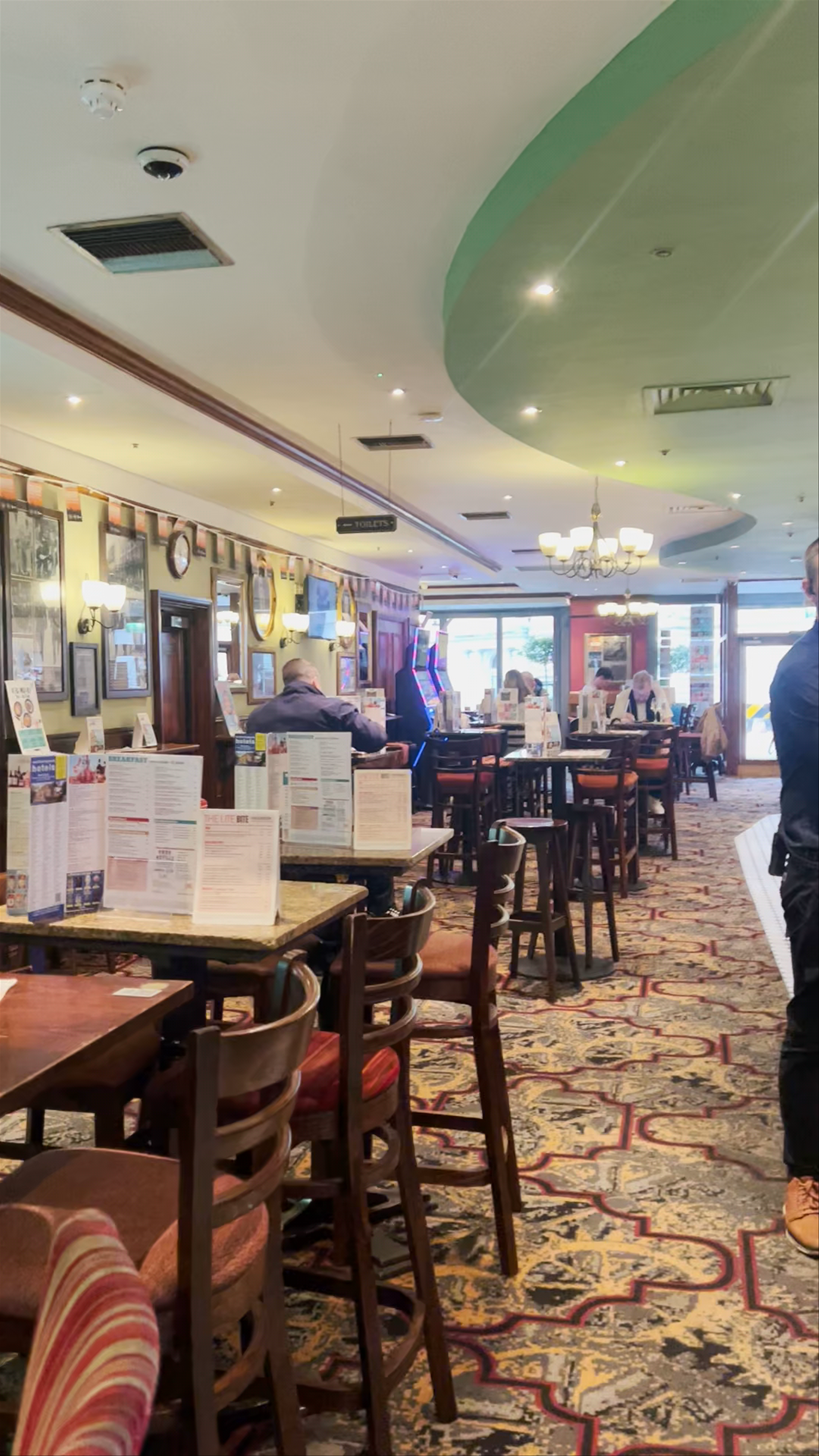 The Willow Walk - Classic British Pub Vibes in London