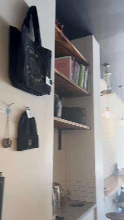 Der Pioneer - Inside - Coffee & Tea Near Me - Brooklyn, New York