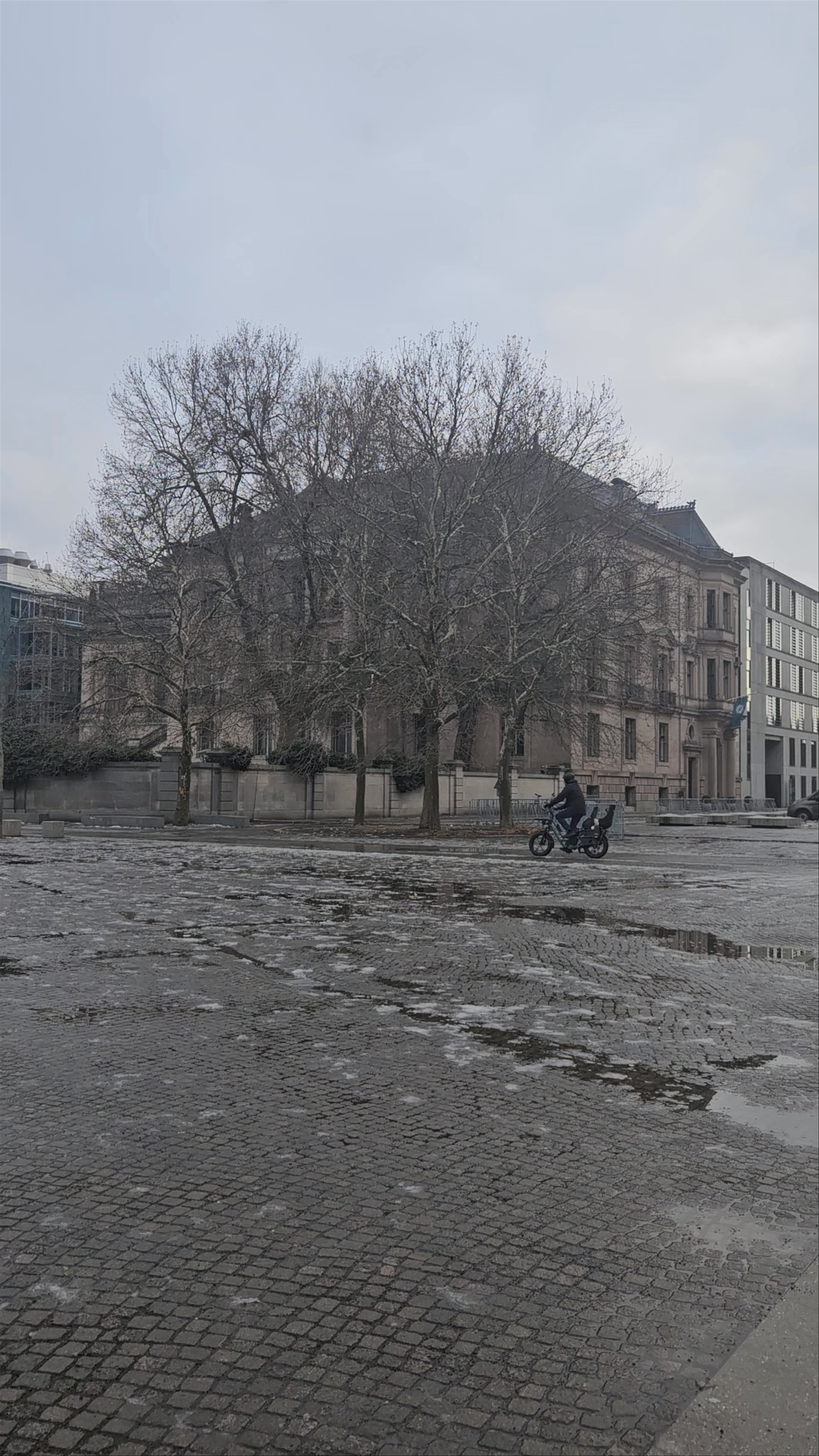 Mauer-Mahnmal des Deutschen Bundestages: Reflective Berlin Memorial Experience