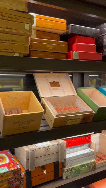 Manuel's - Video of the cigars humidor - Tobacco Shops Near Me - Zürich, ZH
