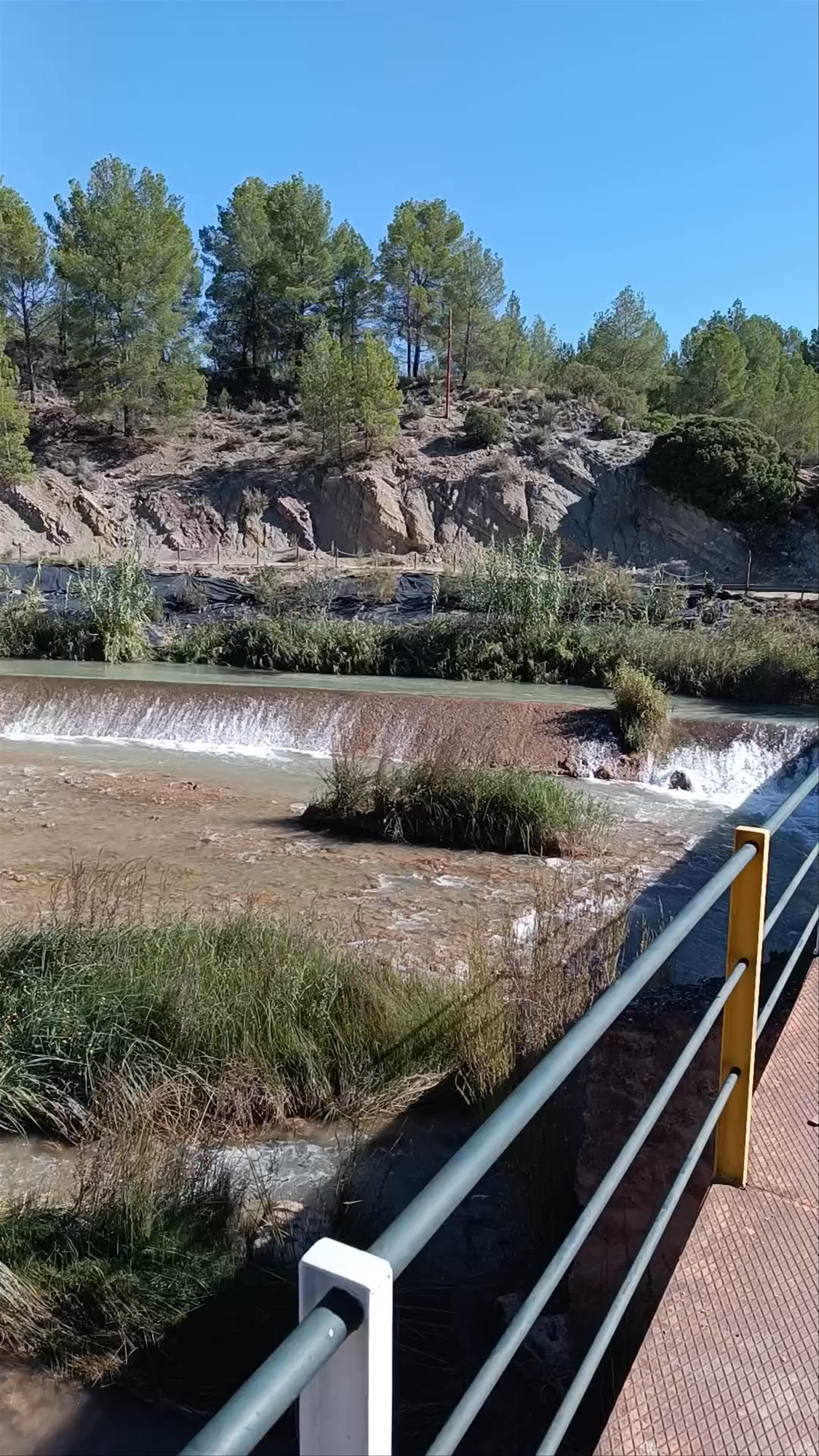 Noria hidráulica y zona de baño