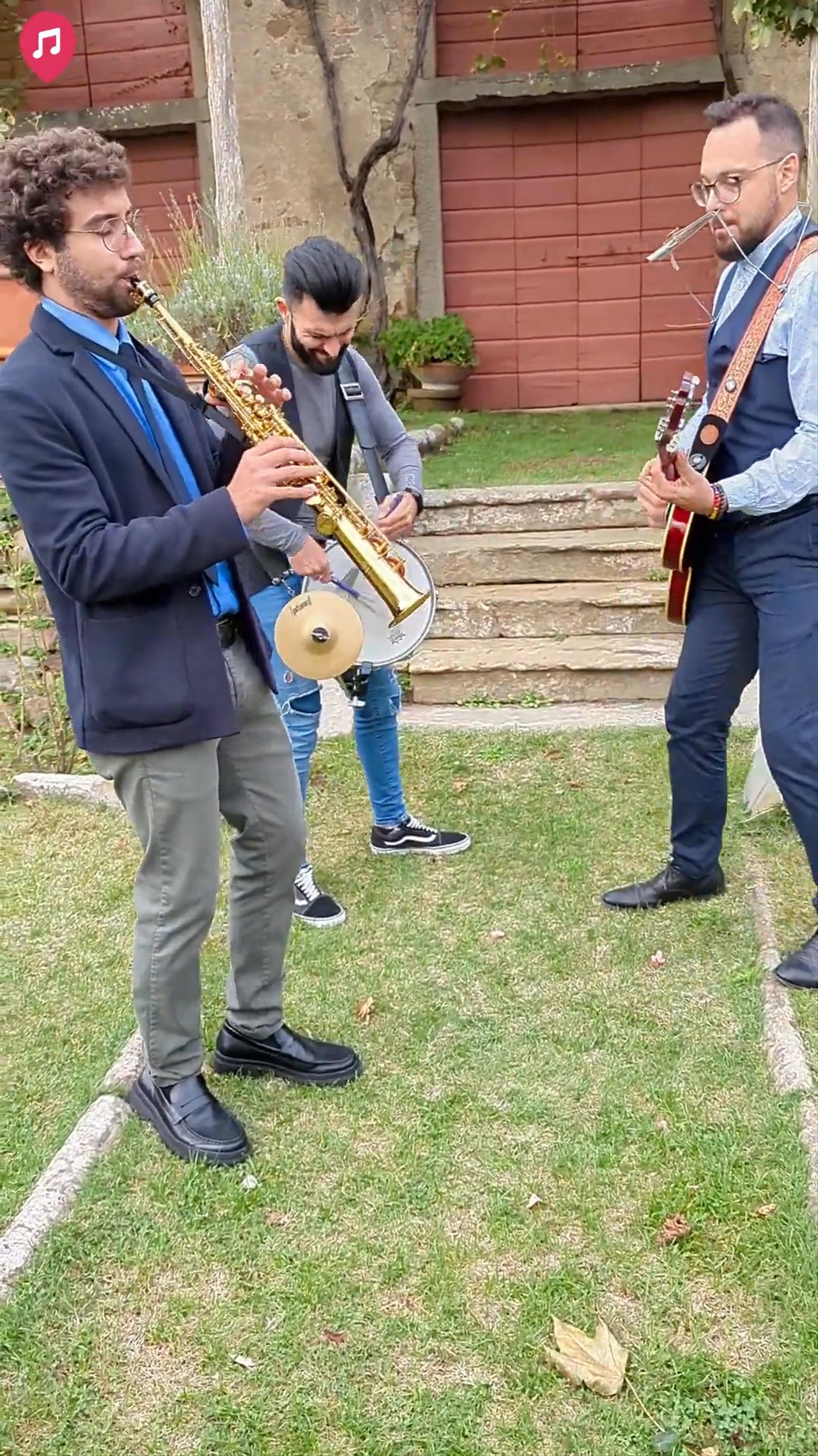 Acoustic Roaming Band for Weddings & Events in Italy - Runaway Soul - video 4