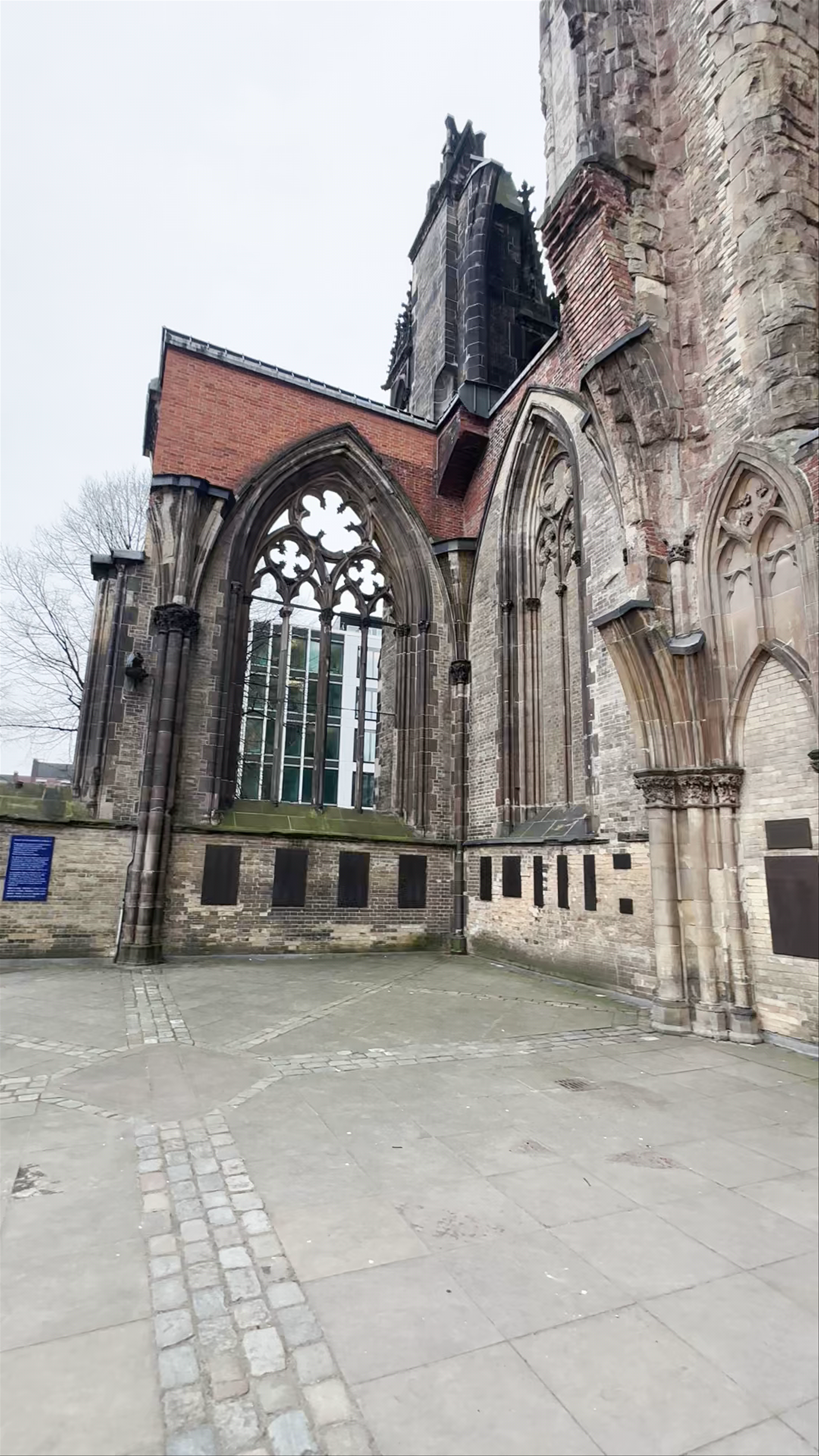 Iglesia de San Nicolás: Gothic Ruins in Hamburg
