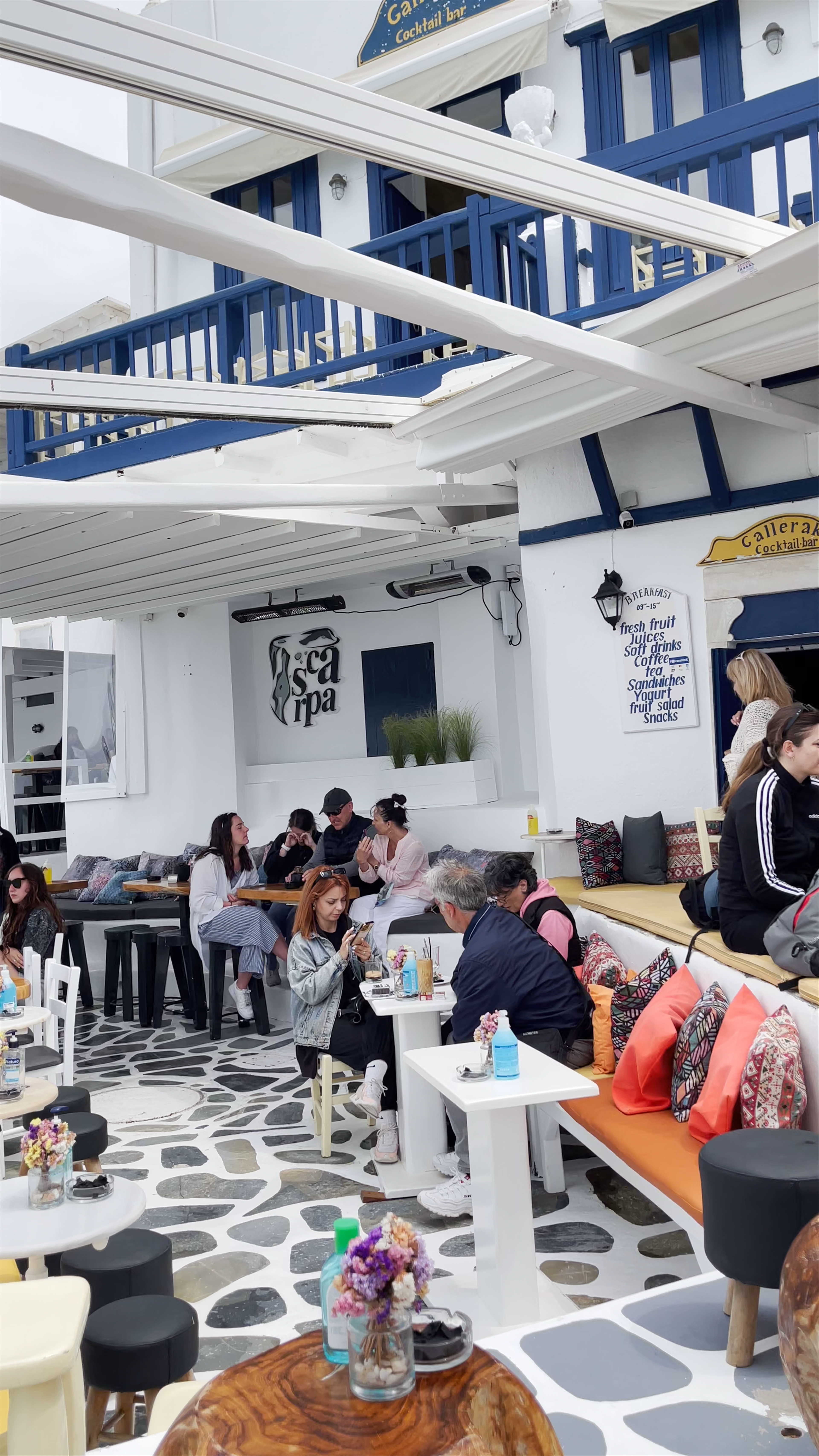 Galleraki Bar - Vibrant Social Scene in Mikonos' Little Venice
