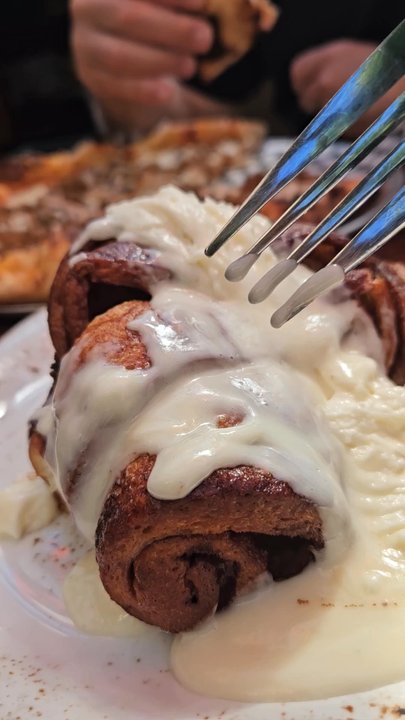 Drift Inn - Just get the cinnamon roll - New American Near Me - Yachats, Oregon