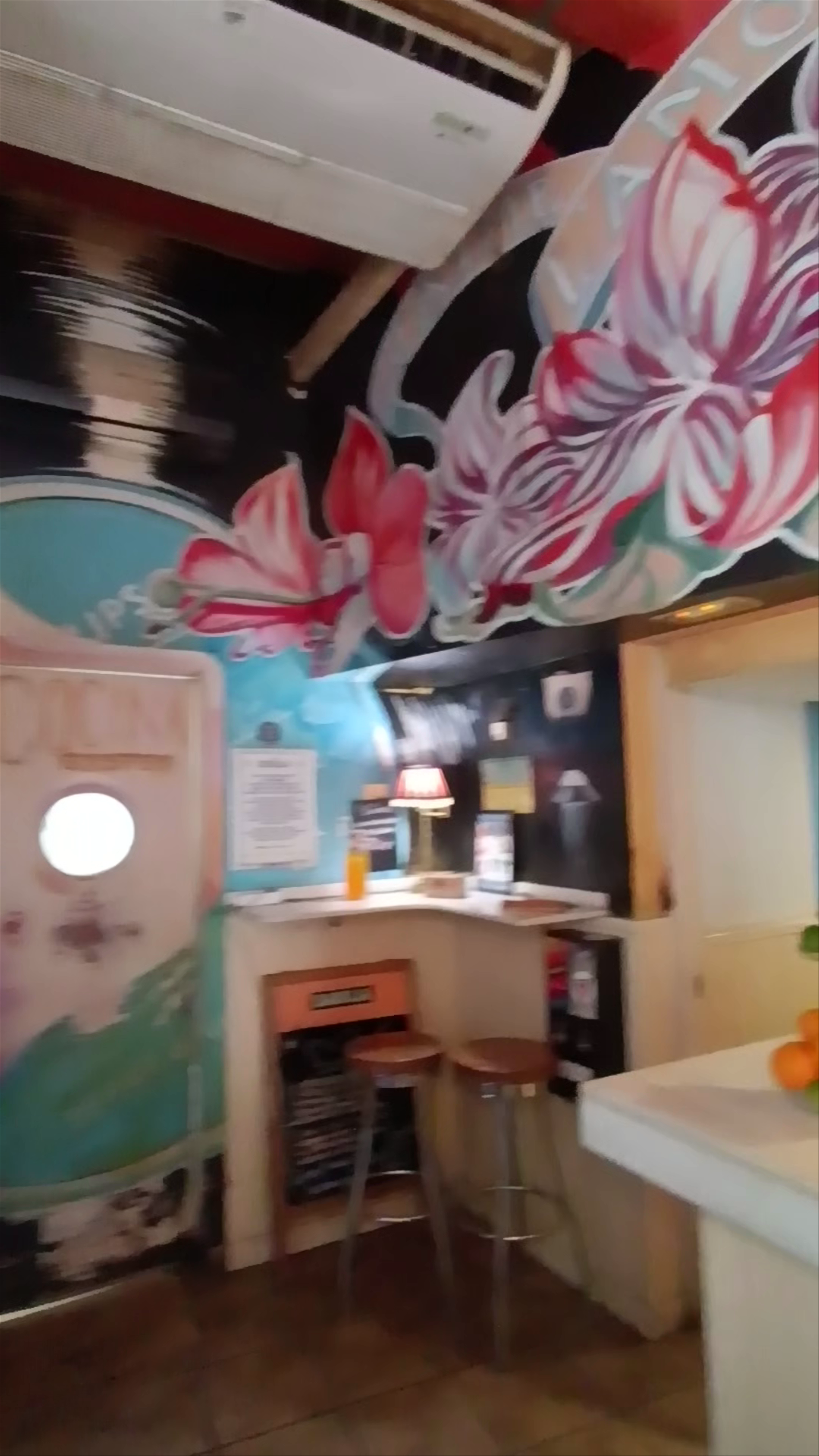 Ménage à Trois: Cozy Artistic Café in Barcelona
