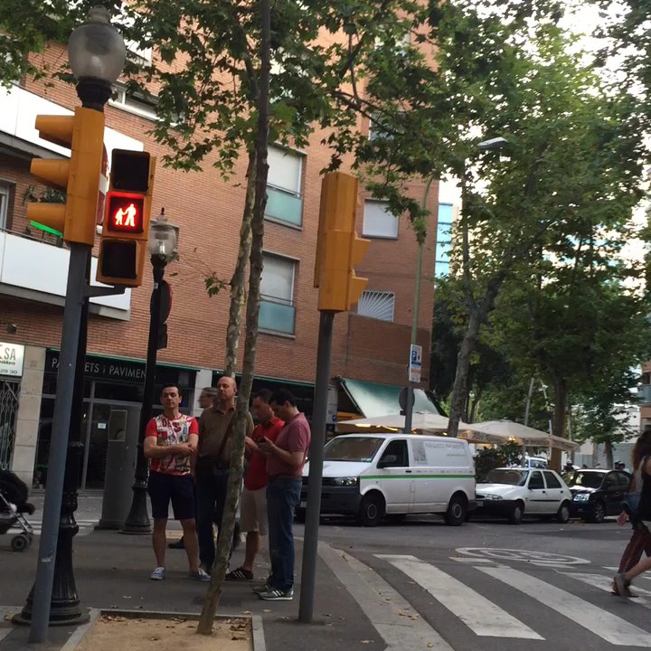 Recasens - Crowds gathered before it opens. It's 9:07pm and it just opened for dinner. - Mediterranean Near Me - Barcelona, B