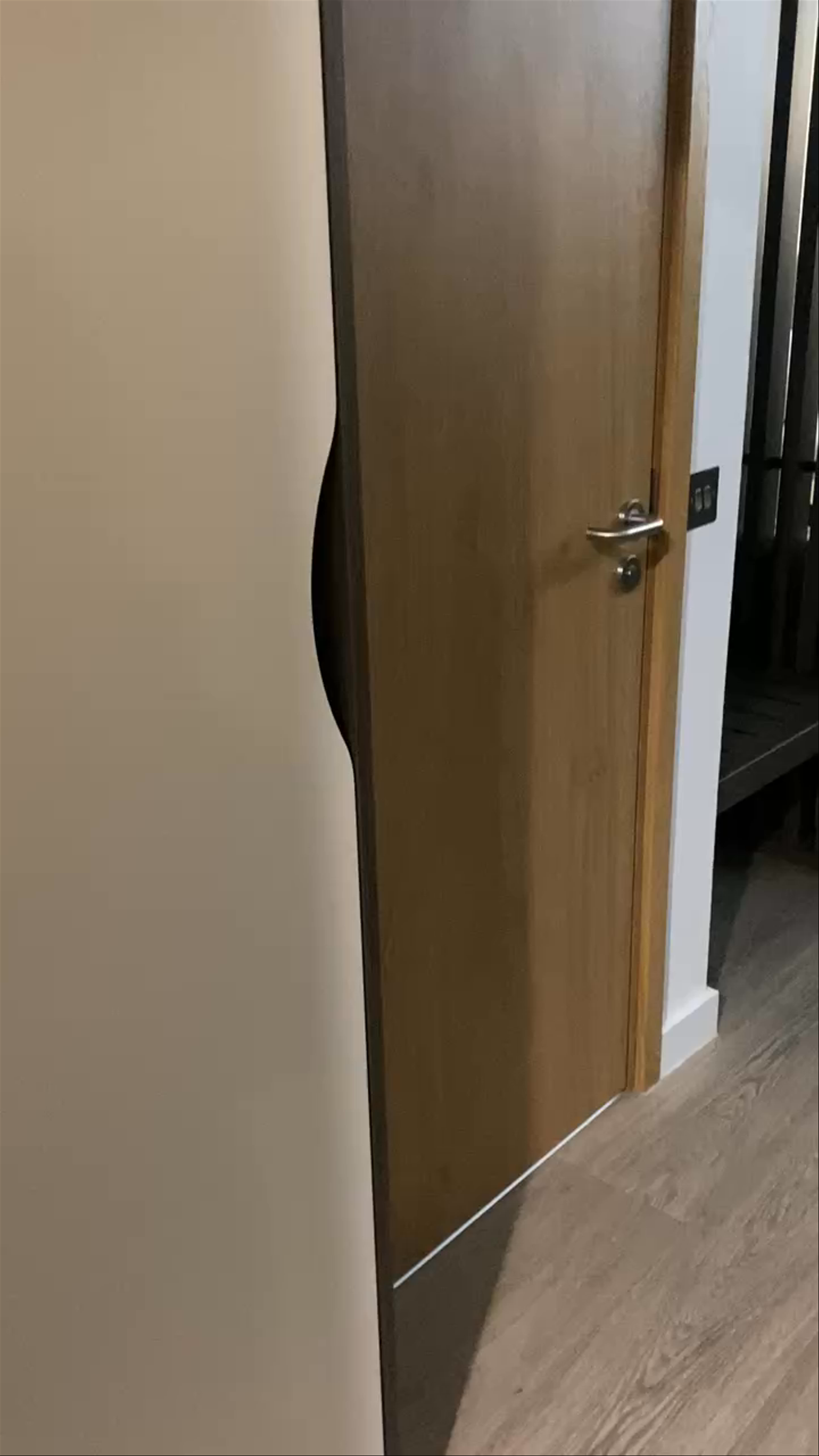 Holiday Inn Manchester Airport: Modern Comfort Steps from the Runway