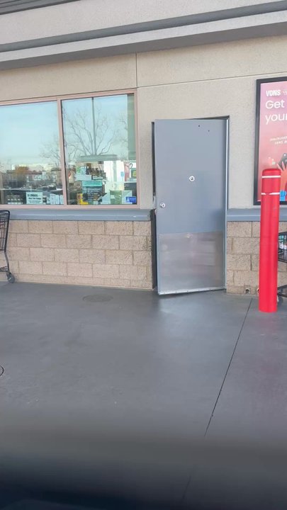 Vons - Vons employee screaming at customers - Grocery Near Me - Mira Loma, California