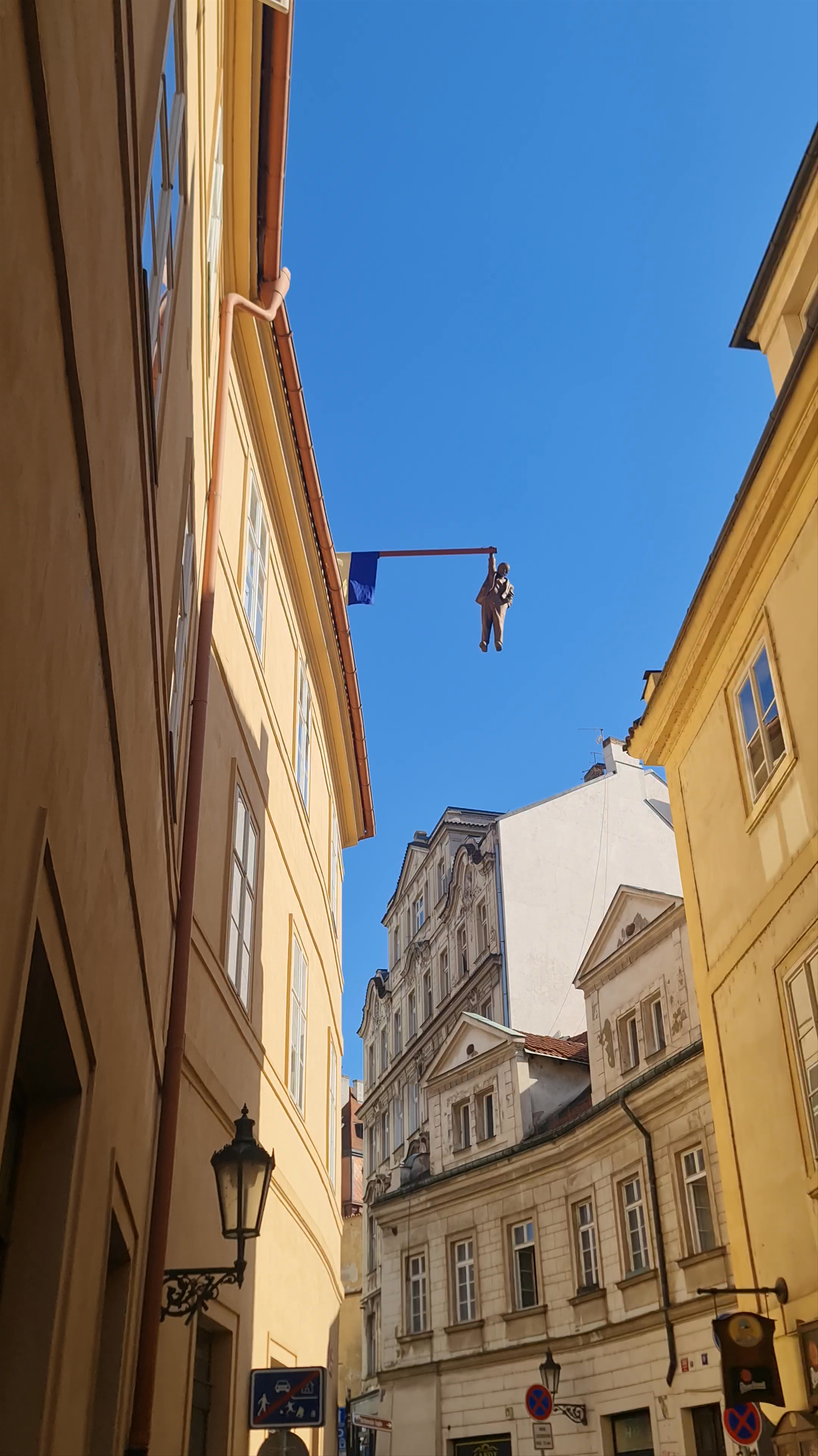 Socha zavěšeného Sigmunda Freuda "Visec"