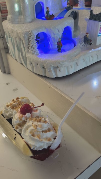 Fosters Freeze - Nice indoor renovated room with xmass features . - Ice Cream & Frozen Yogurt Near Me - Milpitas, California