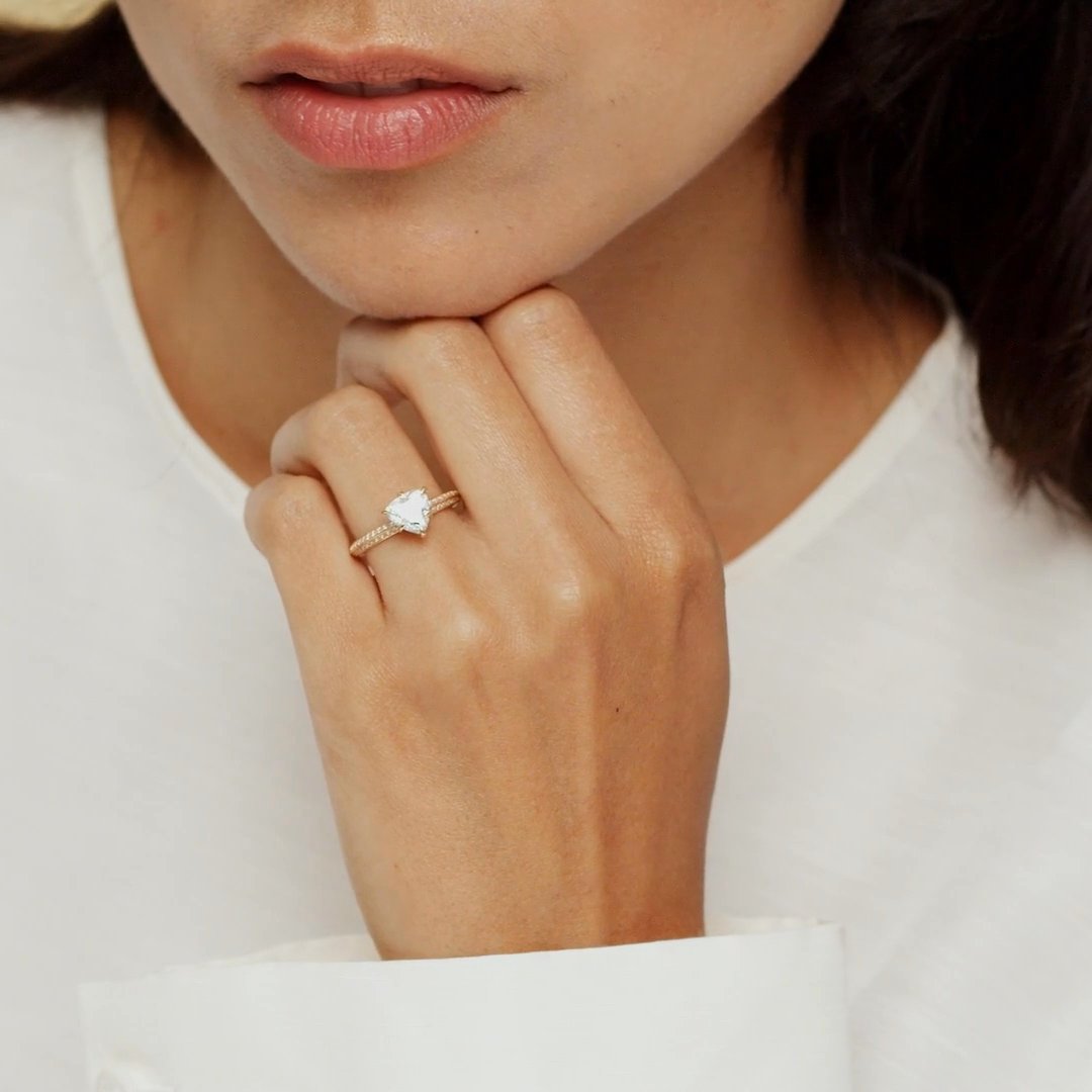 Knife-Edge | Trillant | 18k | Gelbgold | bandAccent: Mit Pavé-Besatz | hiddenHalo: no | diamondOrientation: vertical | caratWeight: other