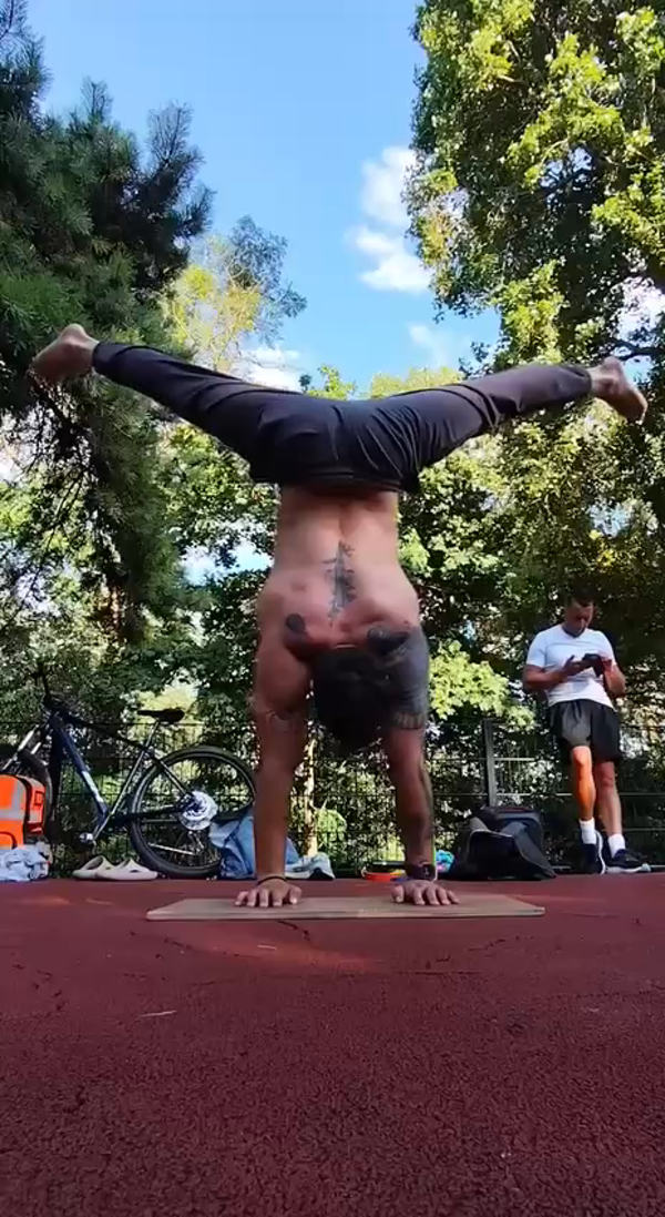 Angle member Lucas: Mastering straddle one arm saves