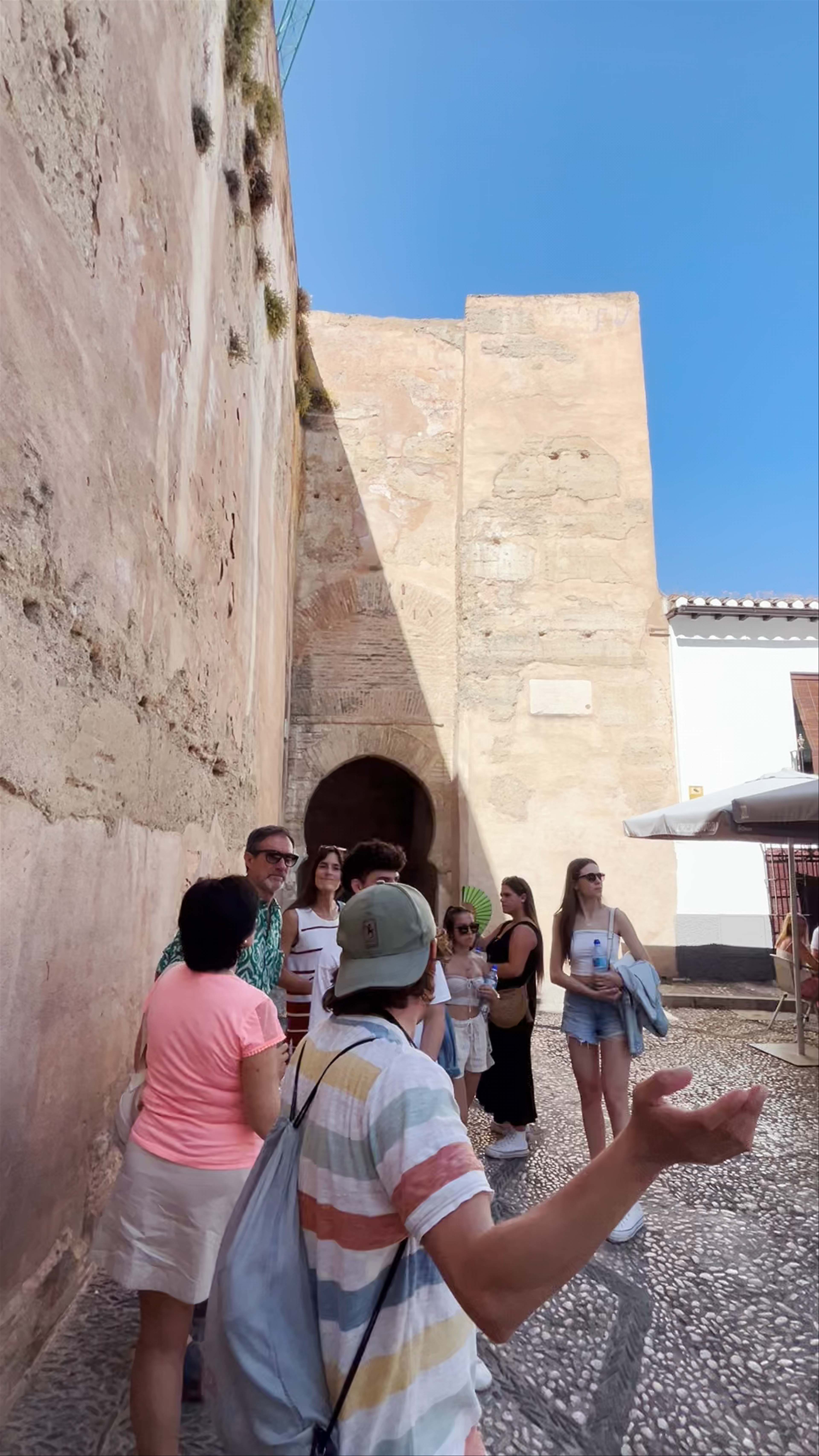 Arco de las Pesas: Historic Gateway and Vibrant Plaza in Granada