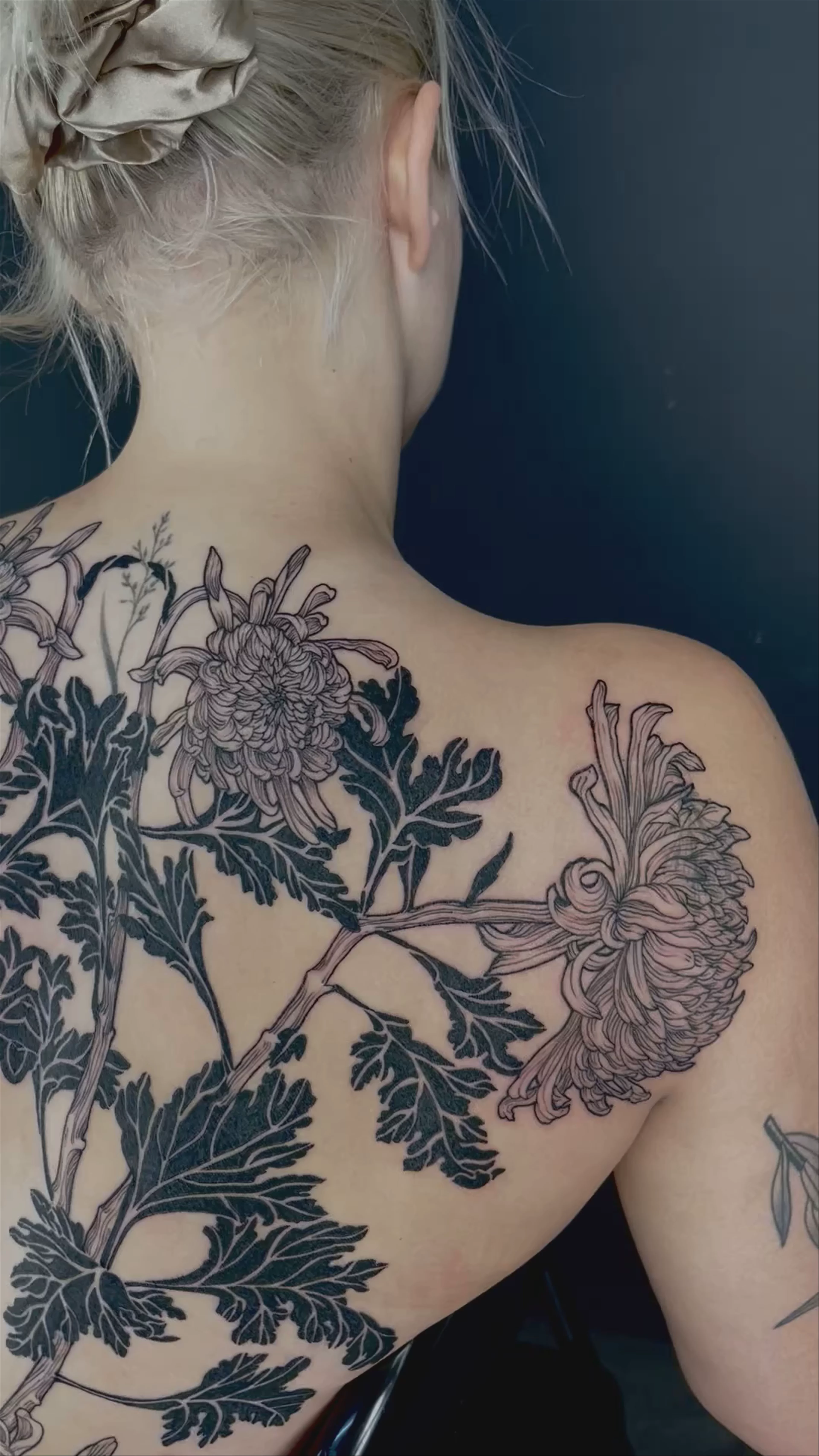 Back piece tattooed in 3 days, symmetrical chrysanthemums 